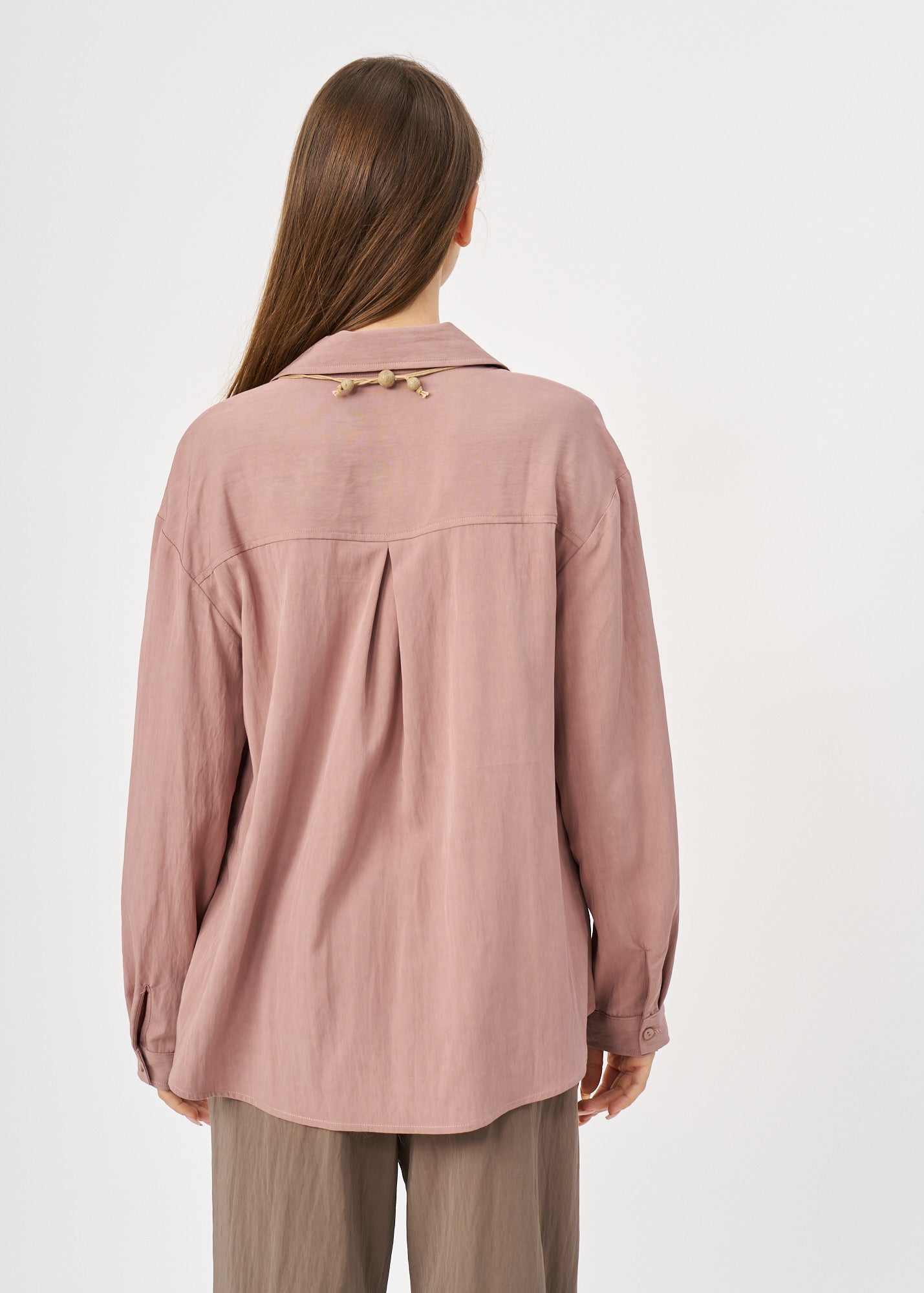 Soft fabric button-down shirt with two front pockets, pink