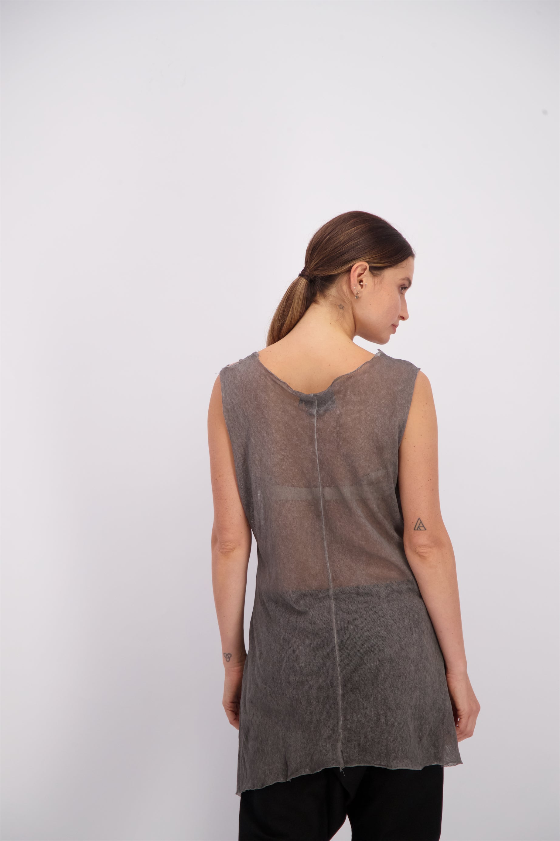 Tank top with X-stitches, fine mesh, gray wash