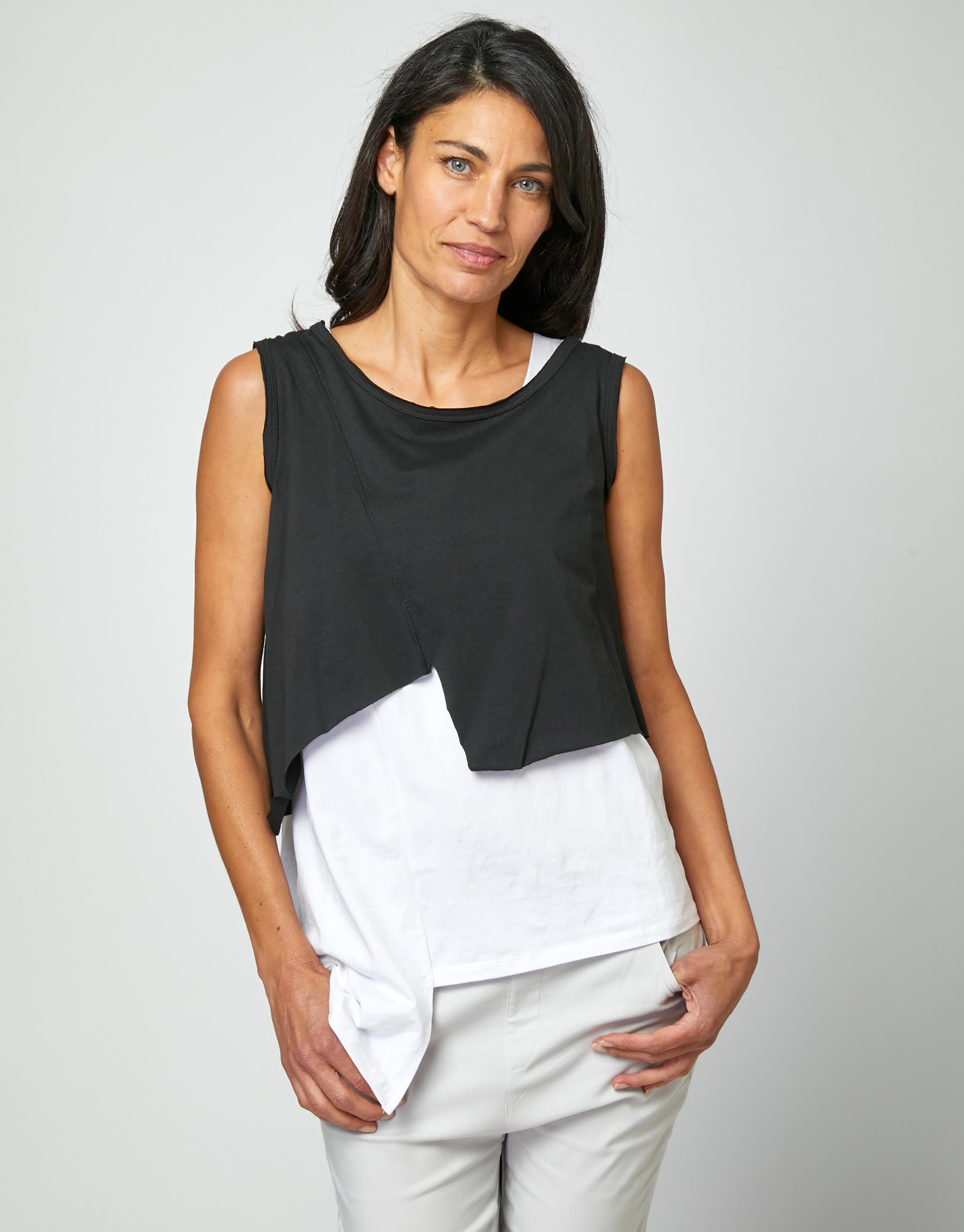 Model short tank top, black front triangle