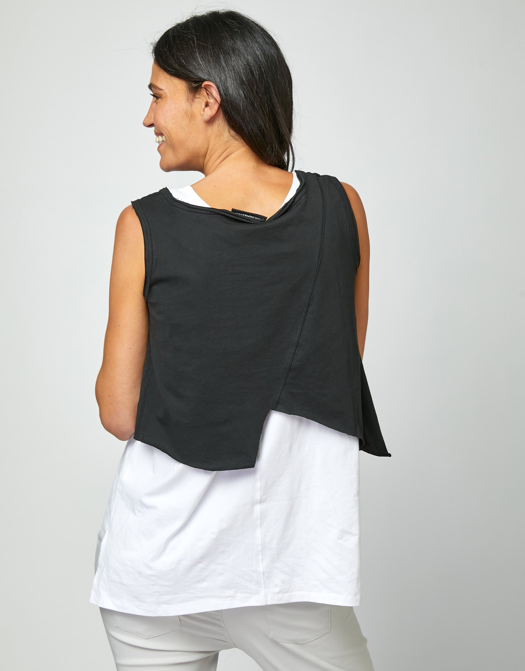 Model short tank top, black front triangle