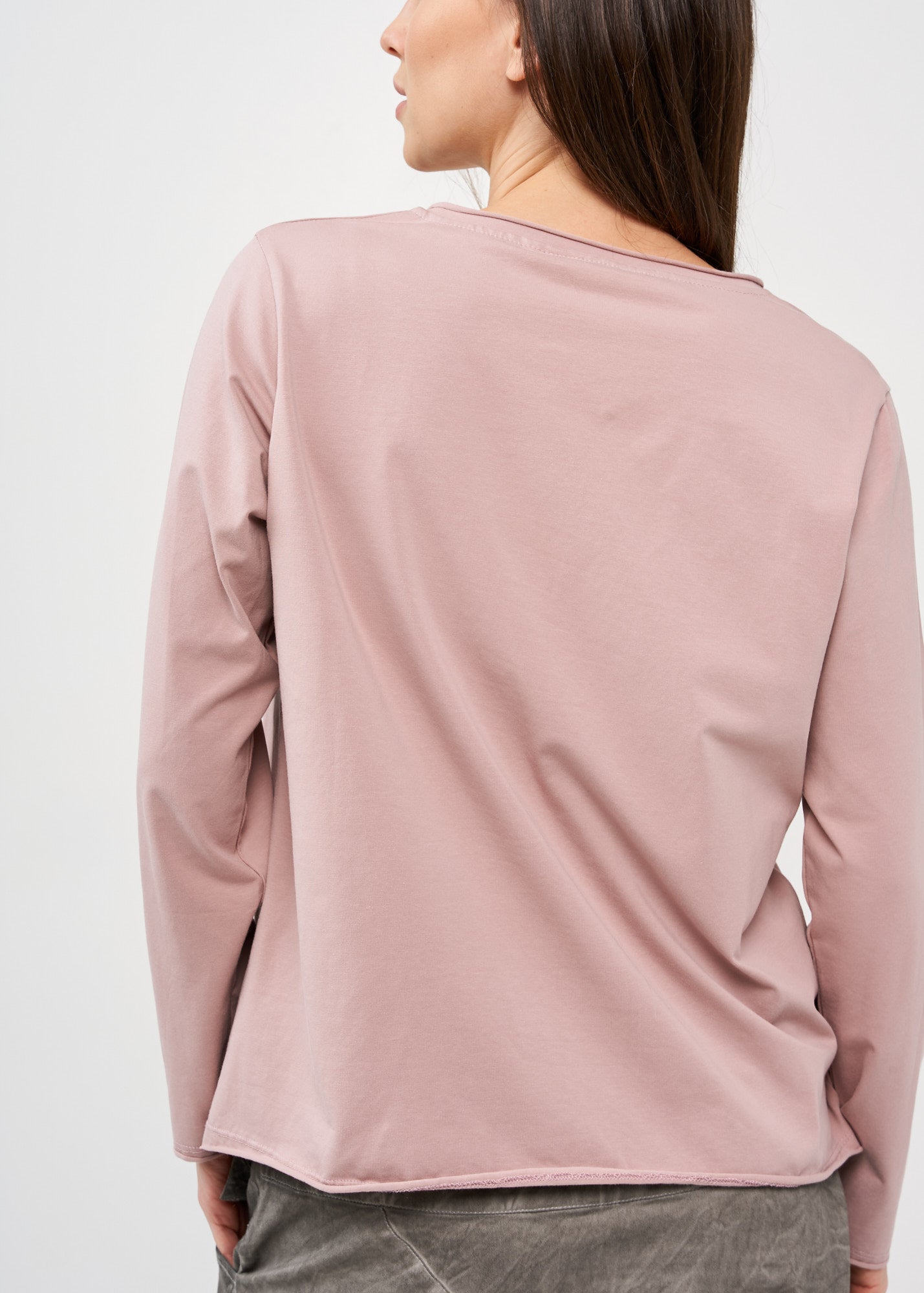 Long sleeve shirt with two tips and a pink button