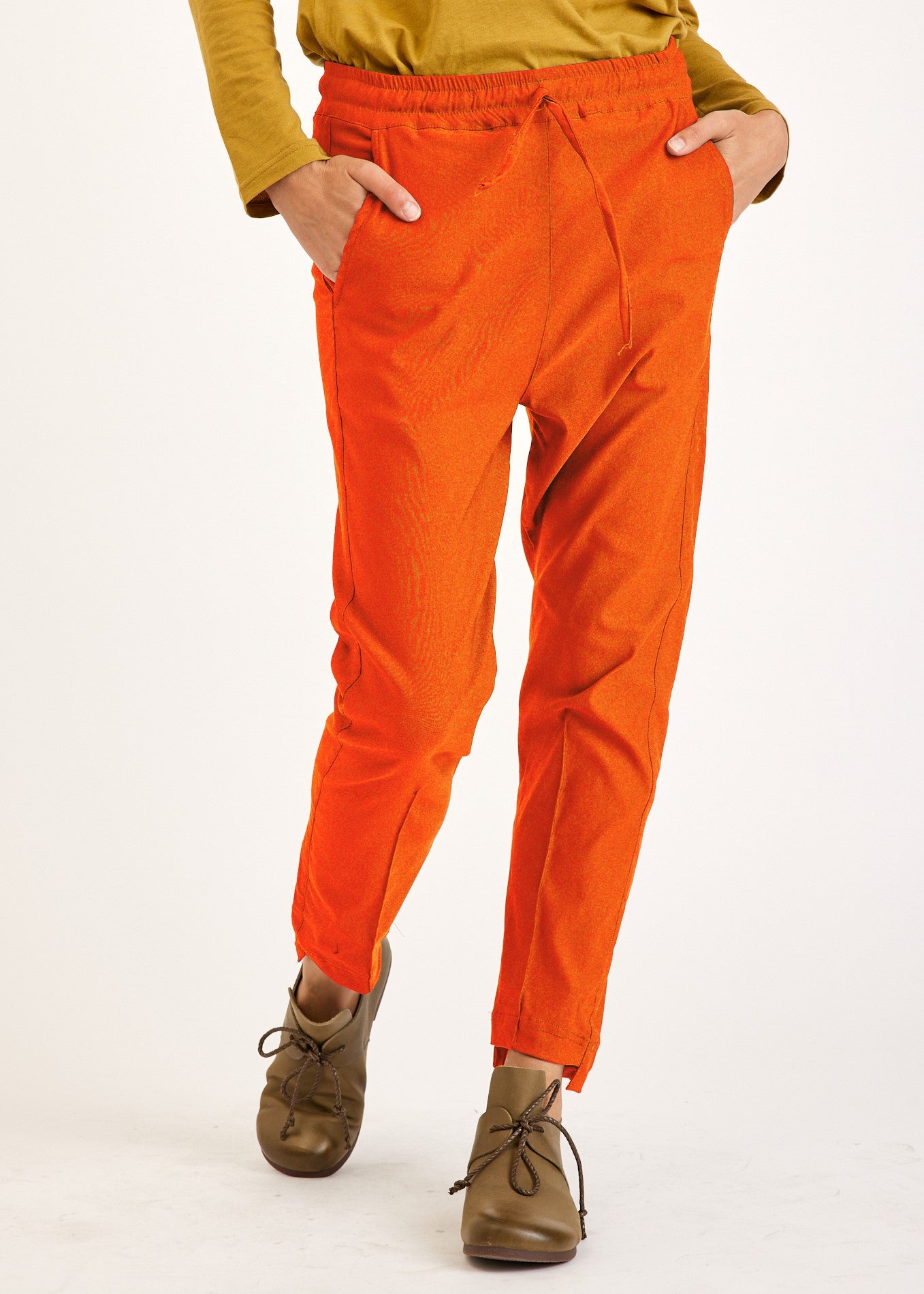 Базовые брюки на кулиске и диагональных карманах Hamra.