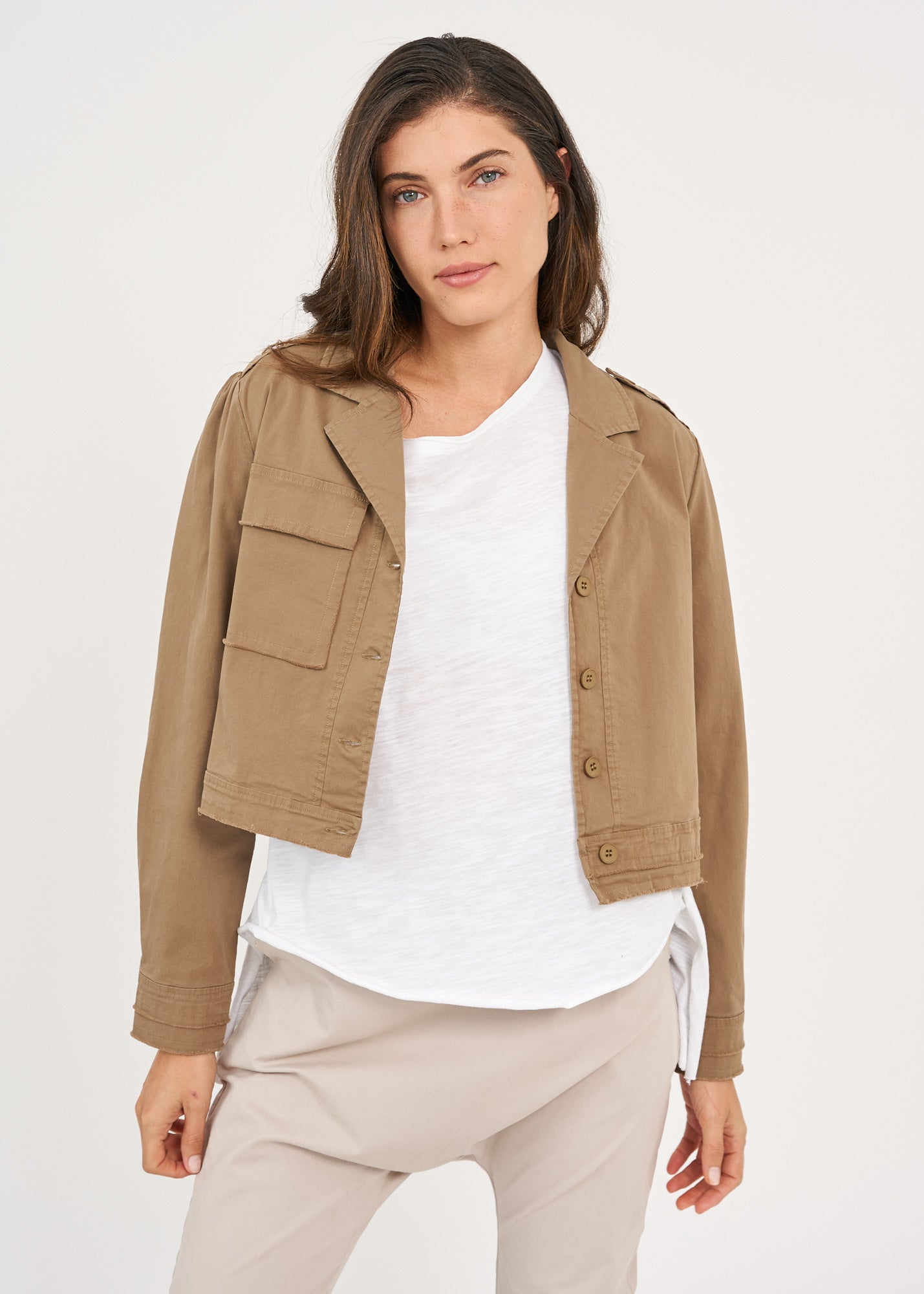 Jacket with two front pockets and a cropped hem, brown