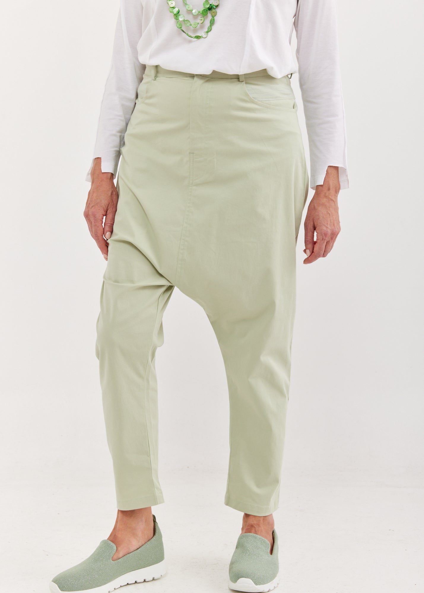 מכנסיים שקי עם סרט ירוק בהיר