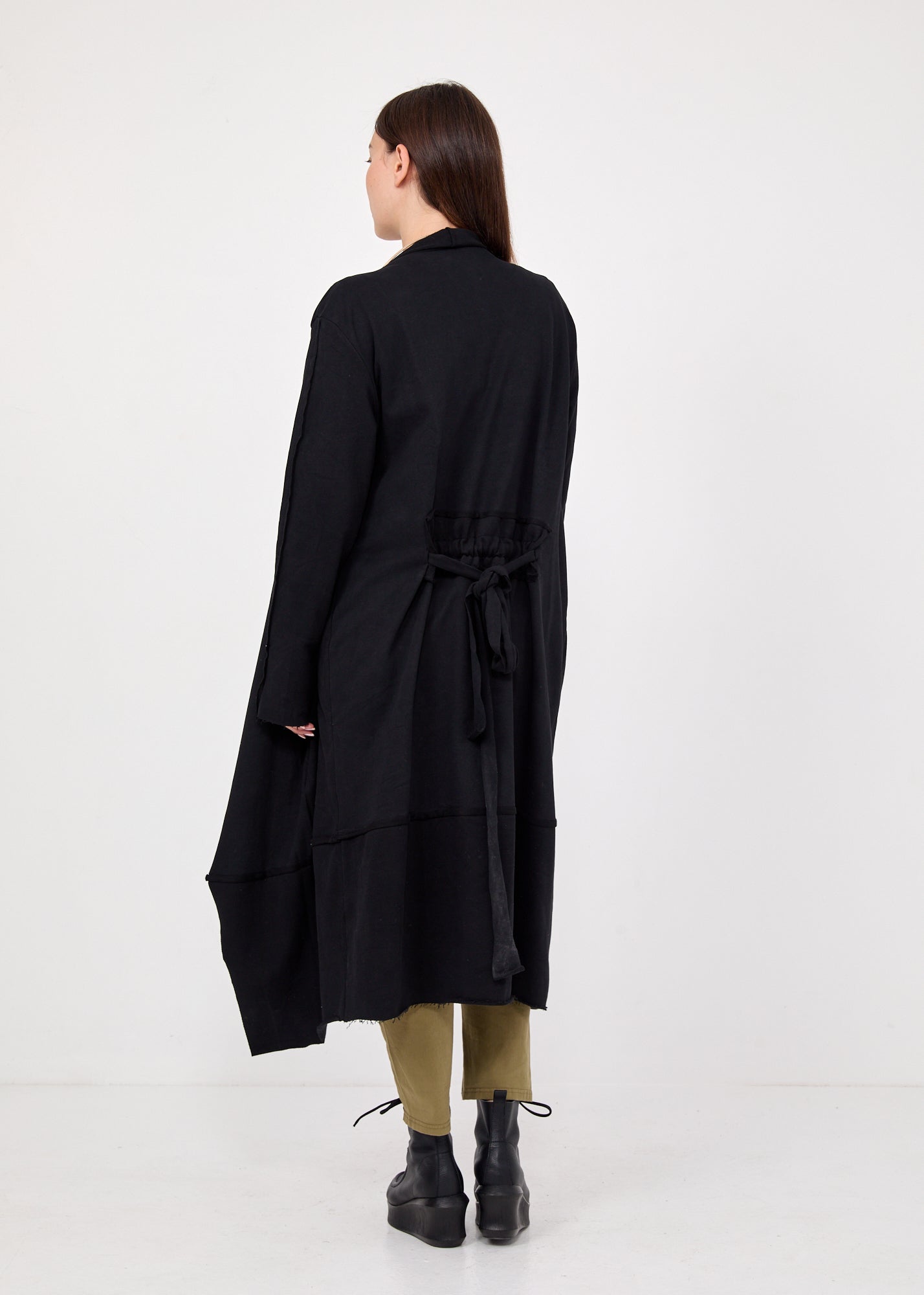 עליונית חגורה נקשרת במותן שחור