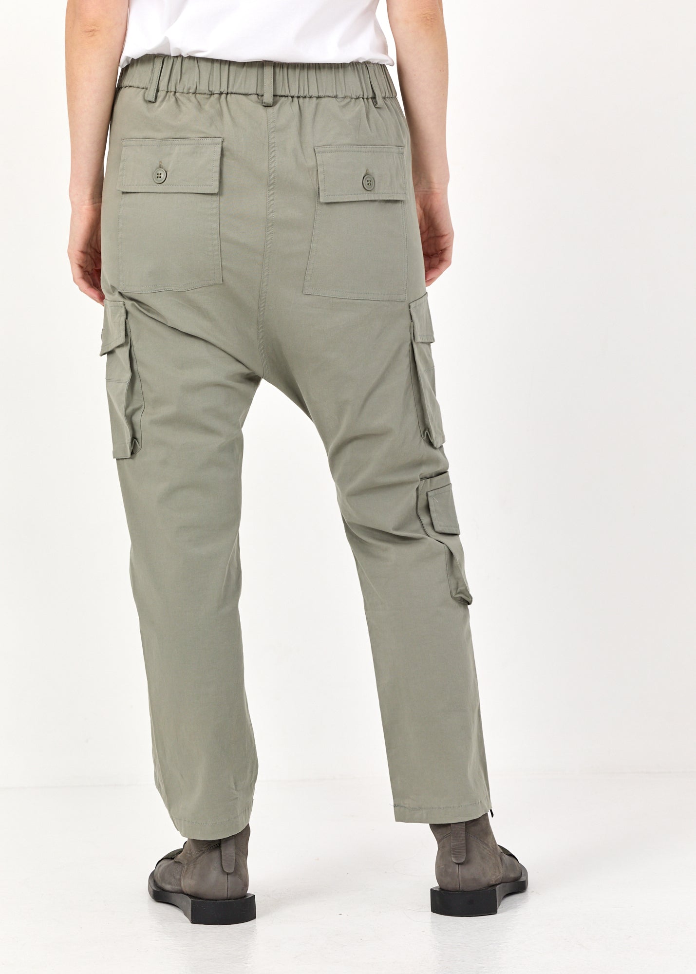 Длинные брюки с зелеными карманами-карго.