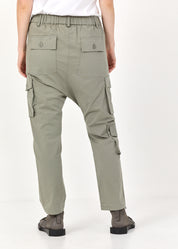 Длинные брюки с зелеными карманами-карго.