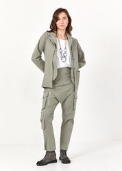 Длинные брюки с зелеными карманами-карго.