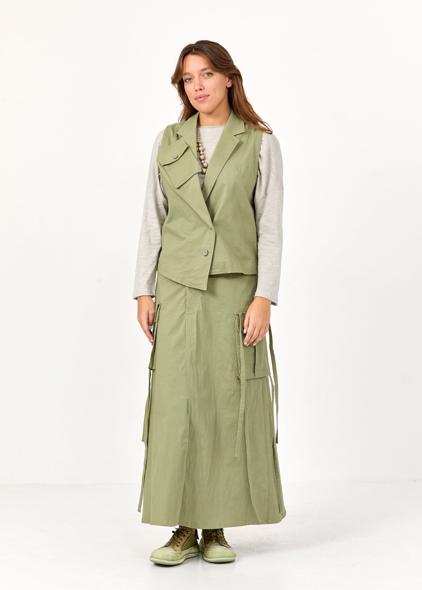 חצאית שסע מקדימה וכיסי קרגו ירוק