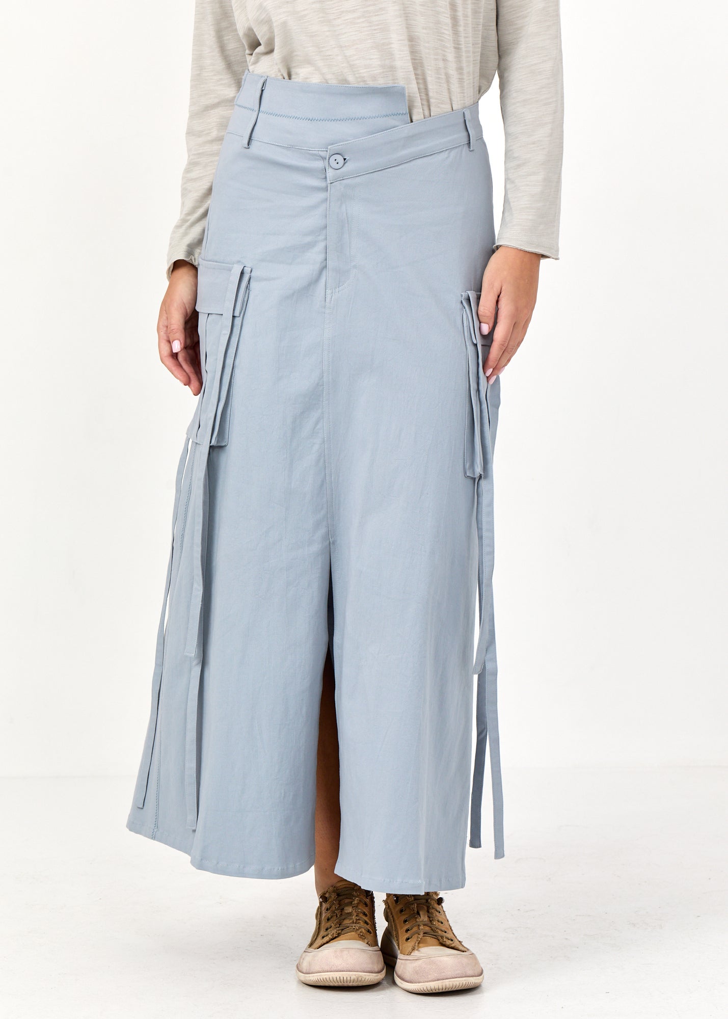 חצאית שסע מקדימה וכיסי קרגו כחול