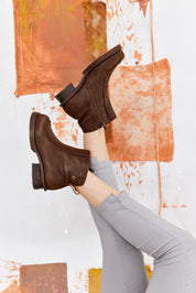 Leather ankle boots with brown square finish