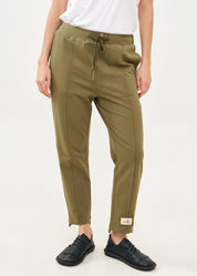 מכנסיים תפר באמצע ופאץ' ירוק כהה