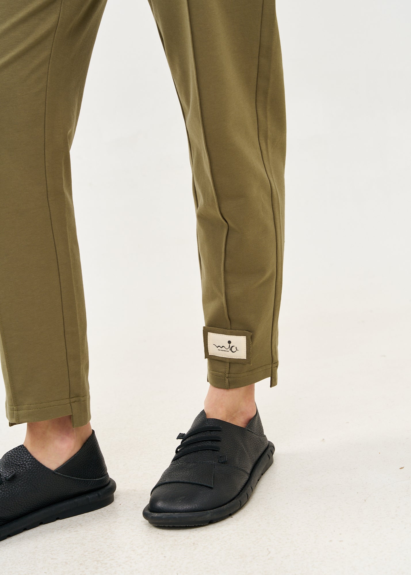 מכנסיים תפר באמצע ופאץ' ירוק כהה