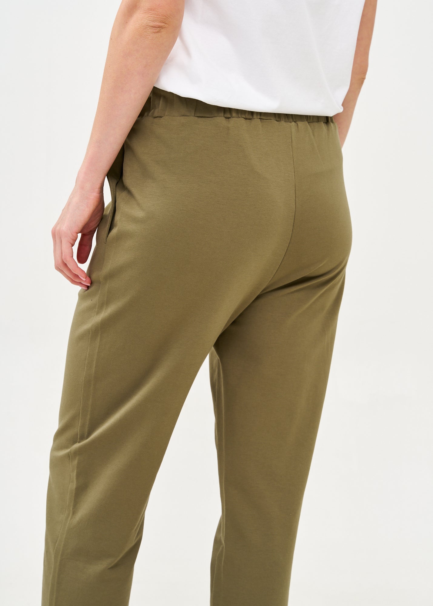 מכנסיים תפר באמצע ופאץ' ירוק כהה