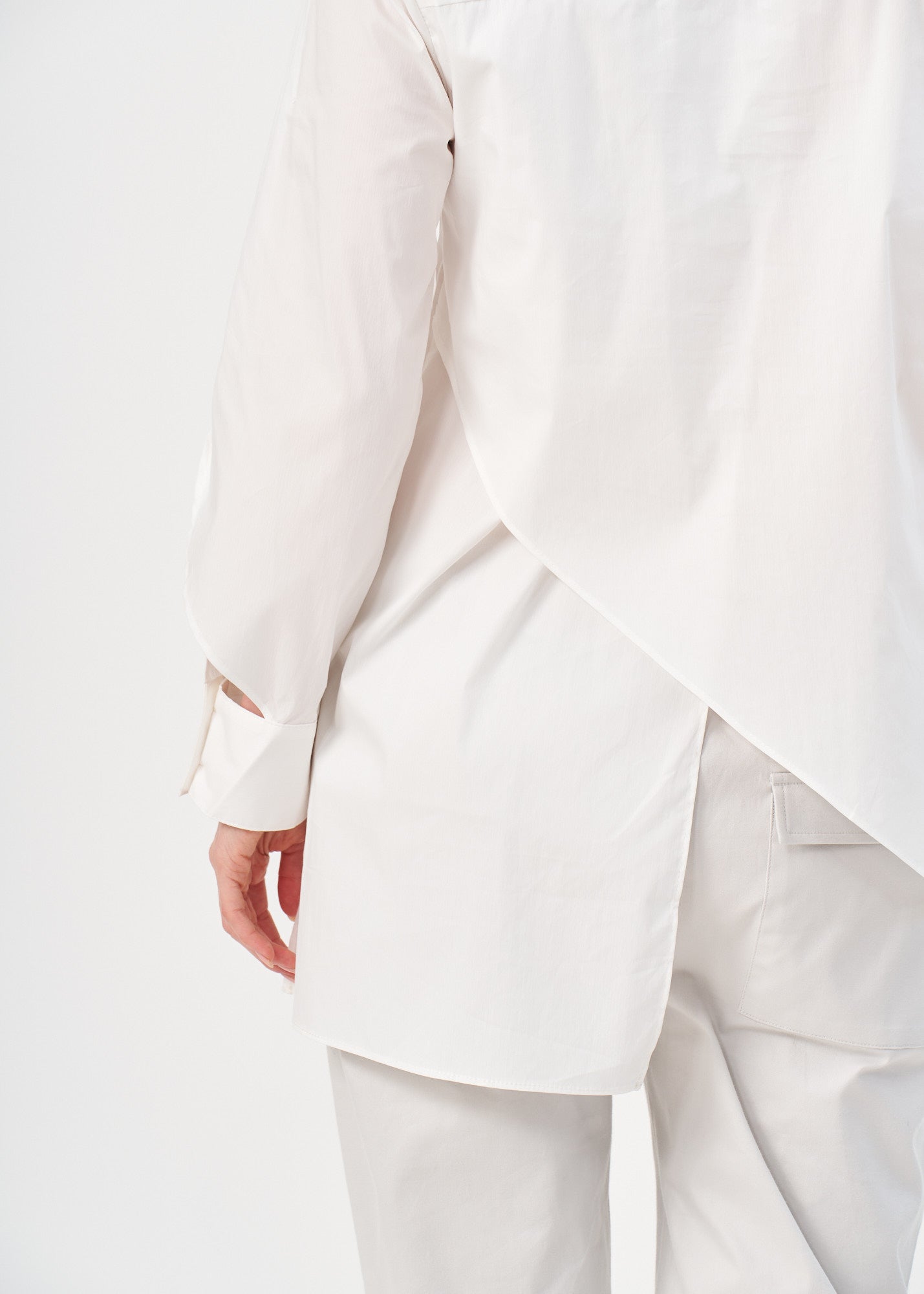 חולצה גברית אסימטרית שרוול פתוח אופוויט