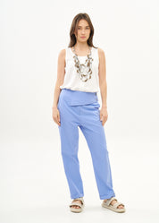 מכנסיים עם חצי חגורה רחבה כחול