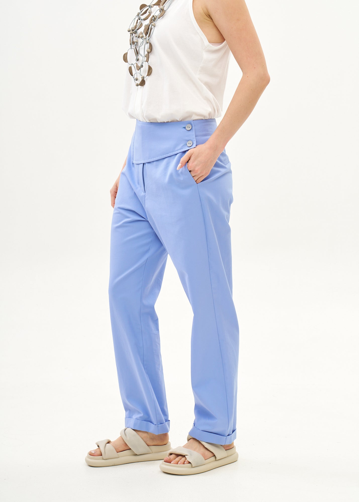 מכנסיים עם חצי חגורה רחבה כחול