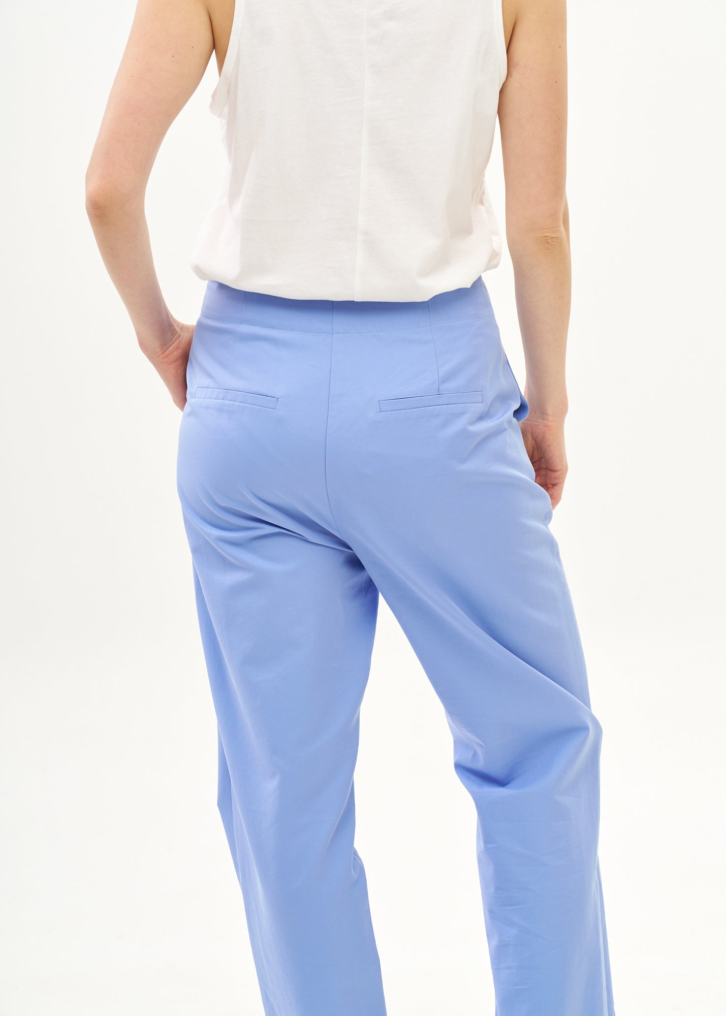 מכנסיים עם חצי חגורה רחבה כחול