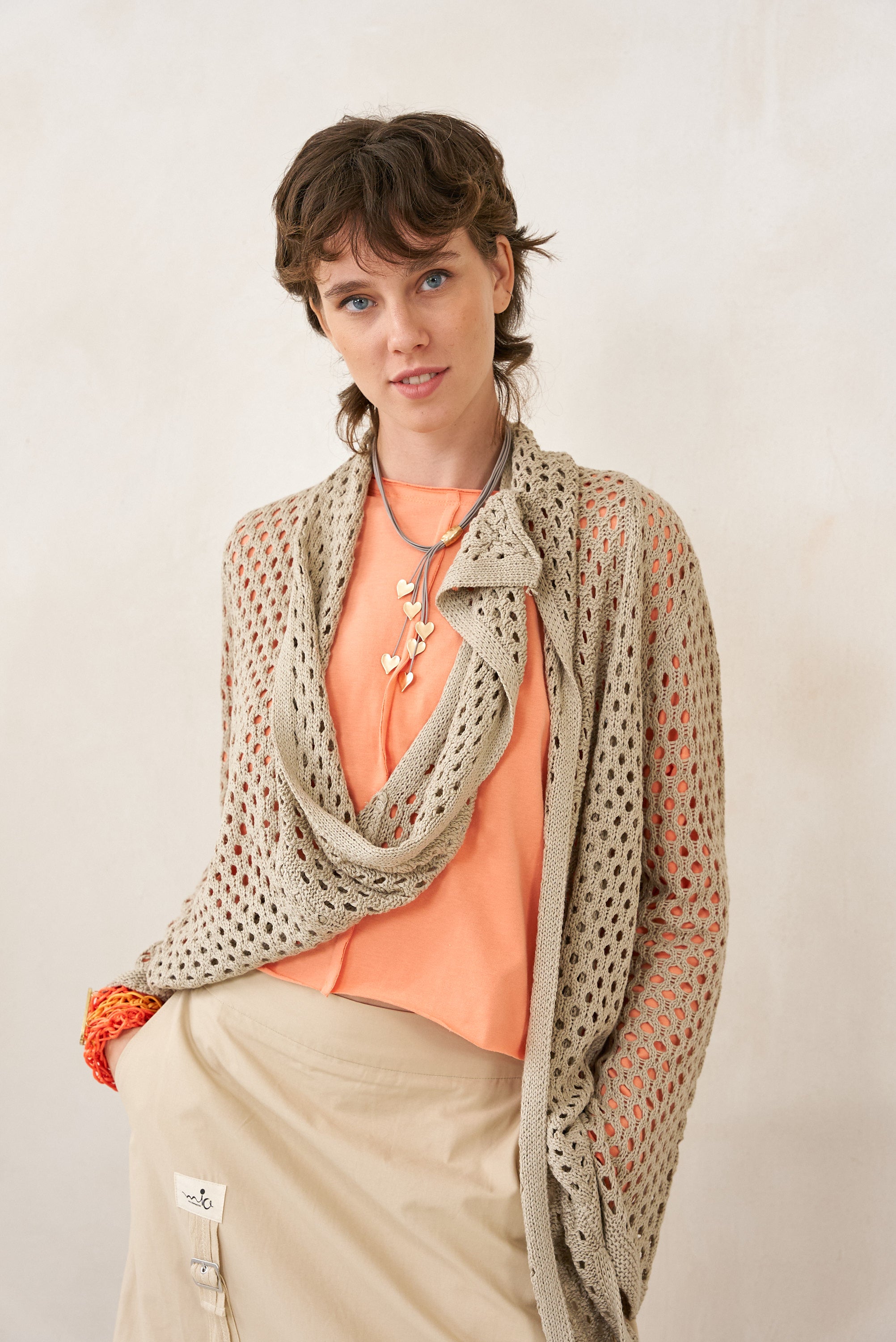 Leather necklace with 6 hanging hearts in beige