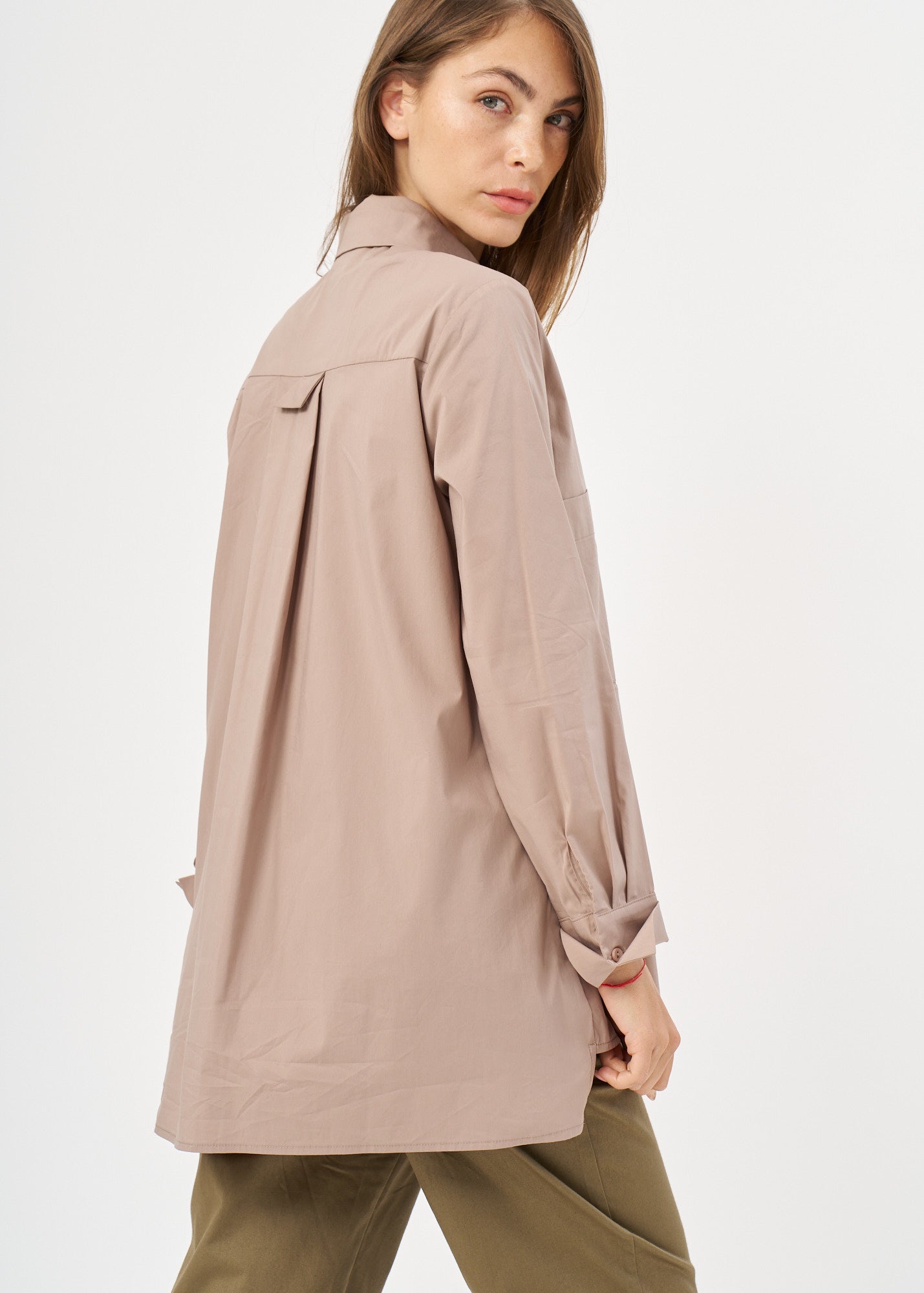 Button-down shirt with external pockets, brown