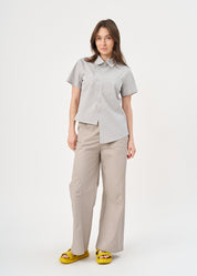 Short-sleeved button-down shirt with snap closure, gray