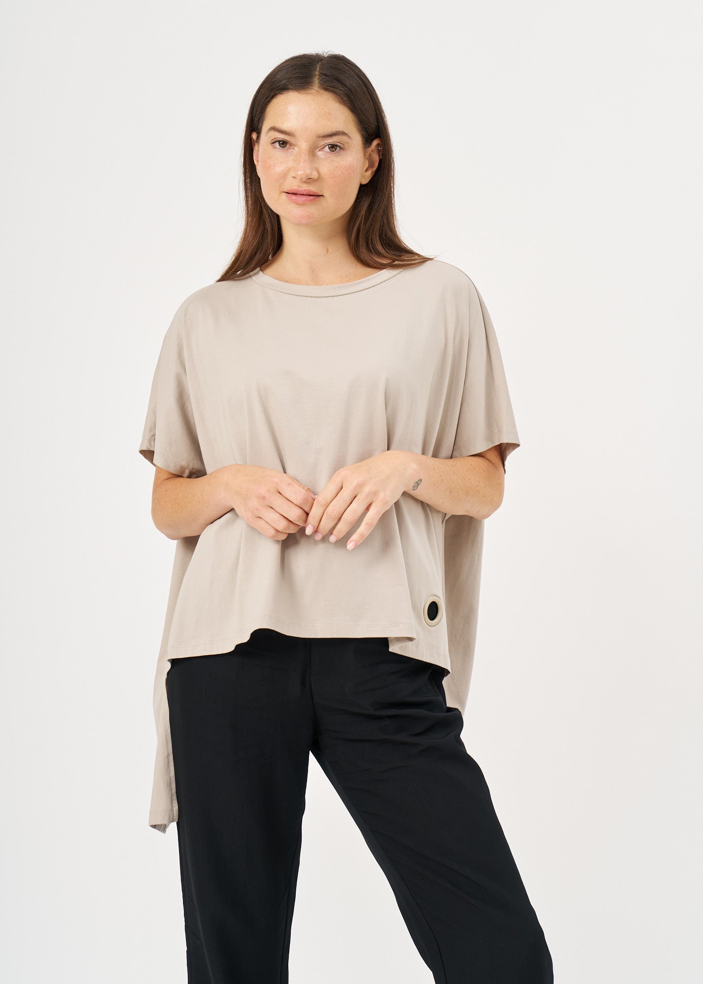 Loose-fitting shirt with wide sides and a Stone loop