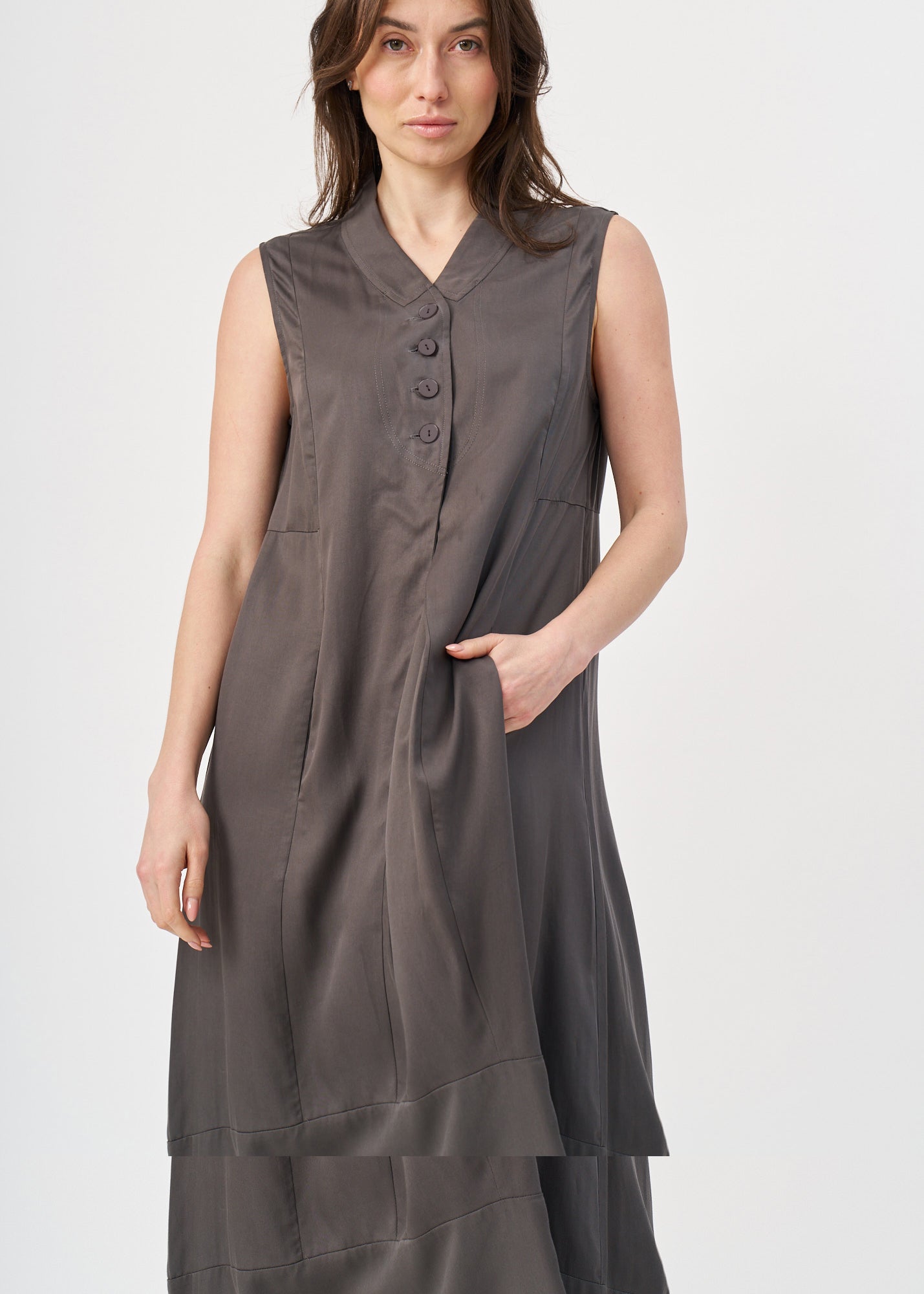 שמלה עם חצי כפתרה וצווארון אפור כהה