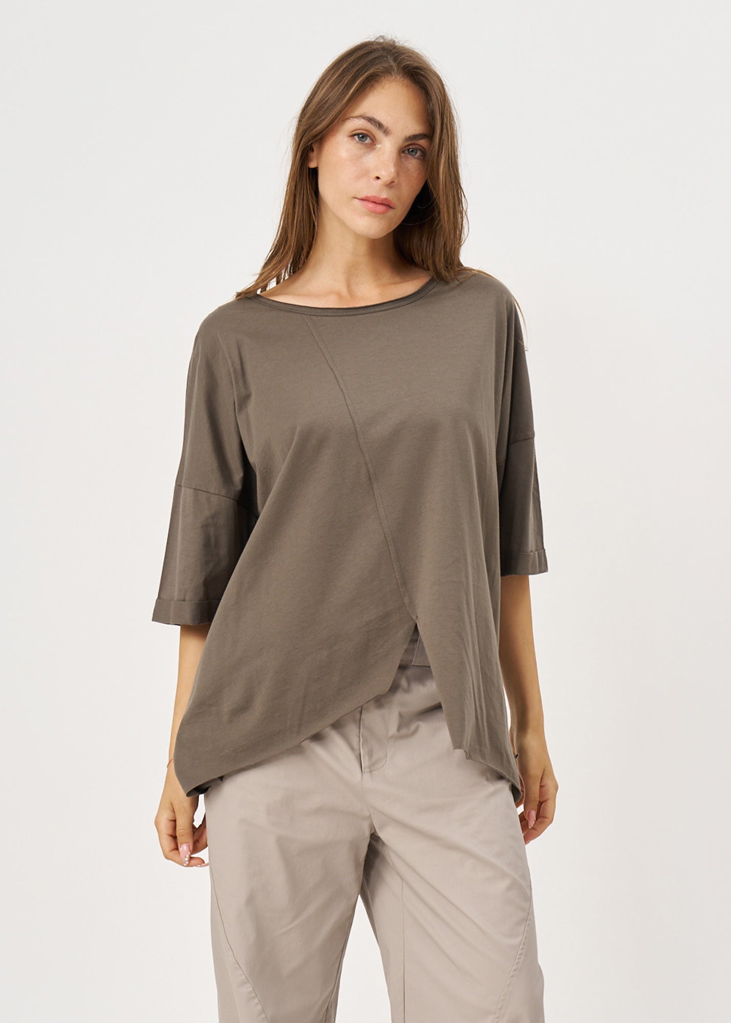 Dark gray T-shirt with front slit and sleeve pleats