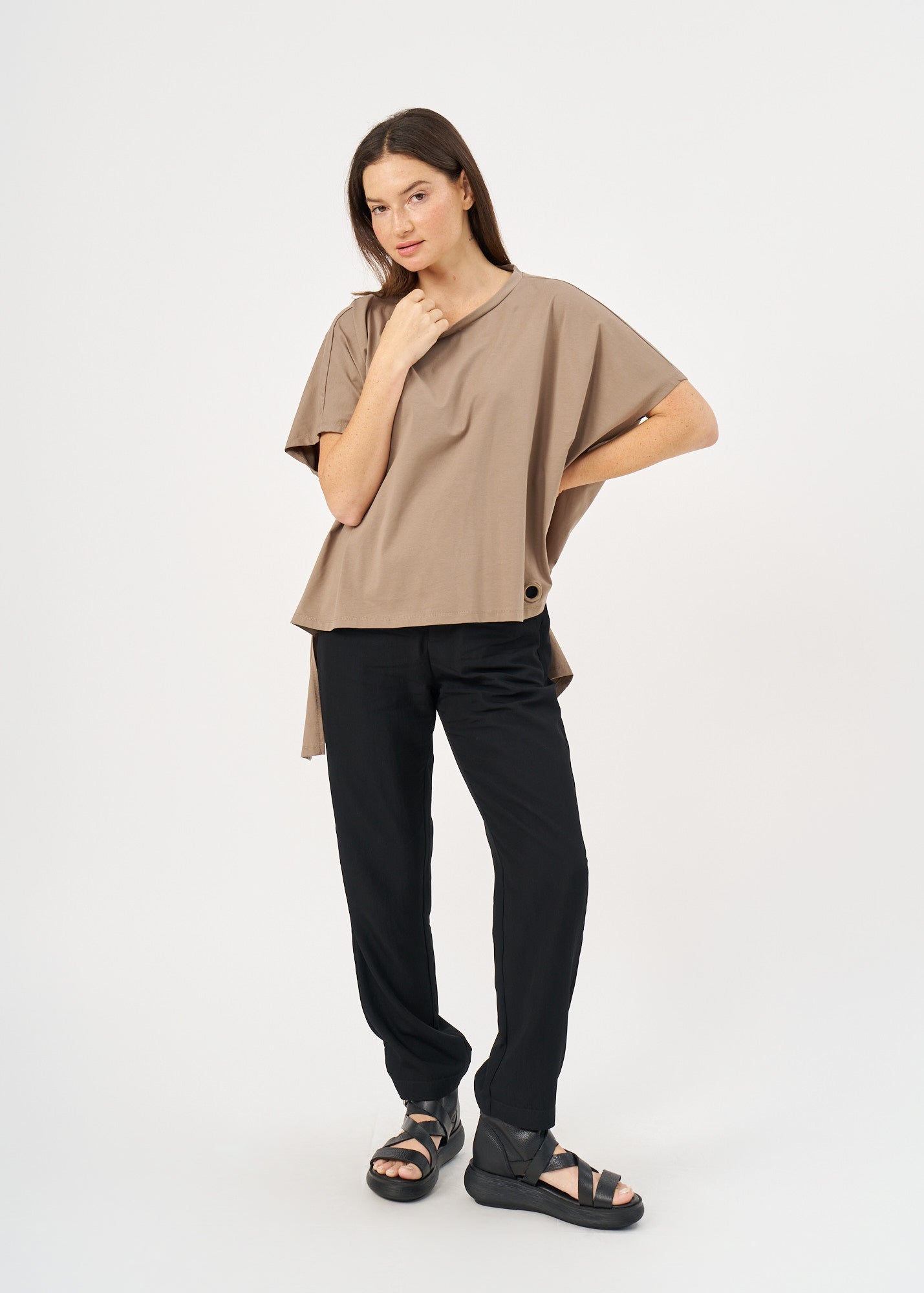 A-line shirt with wide sides and a brown loop