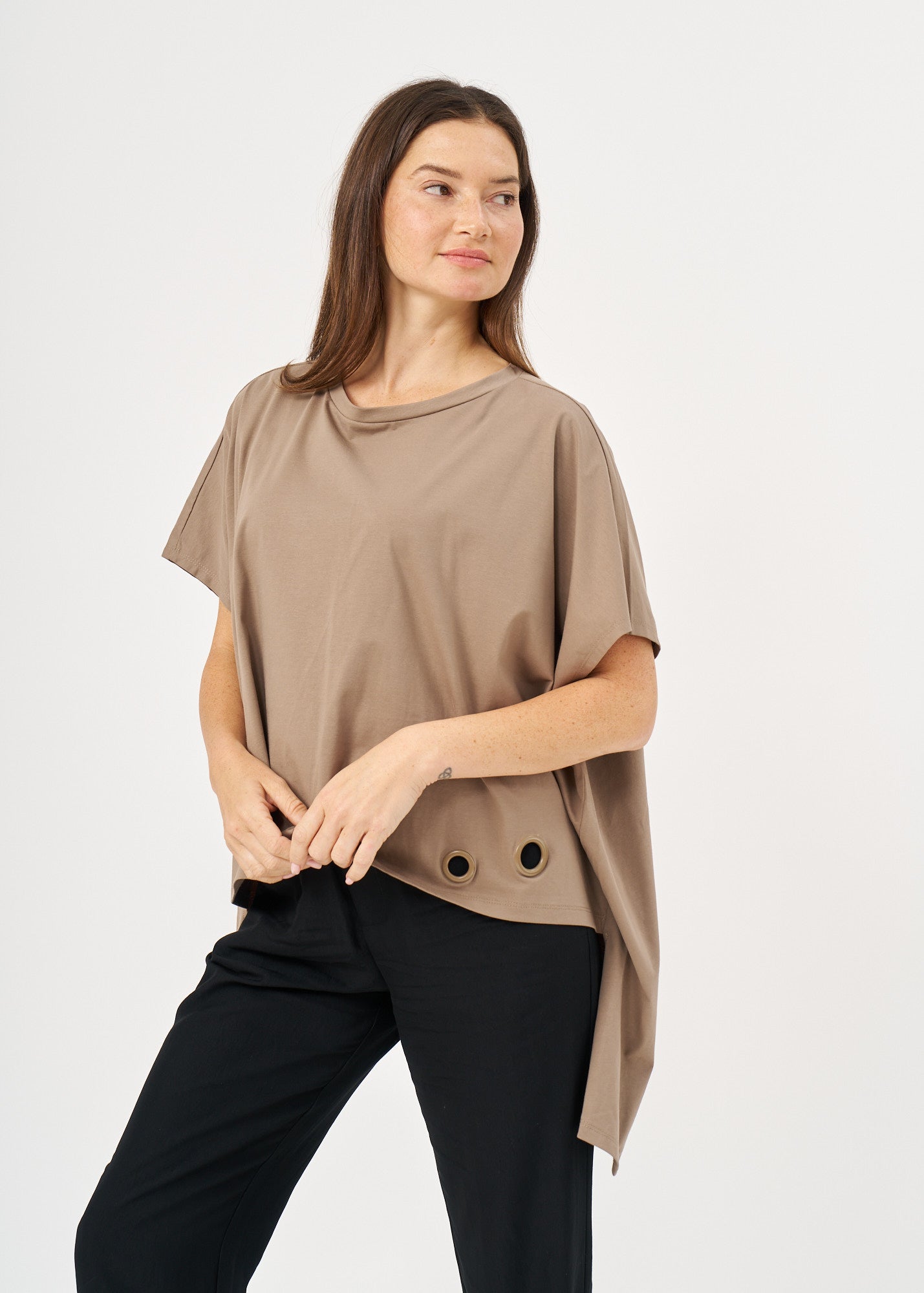 A-line shirt with wide sides and a brown loop