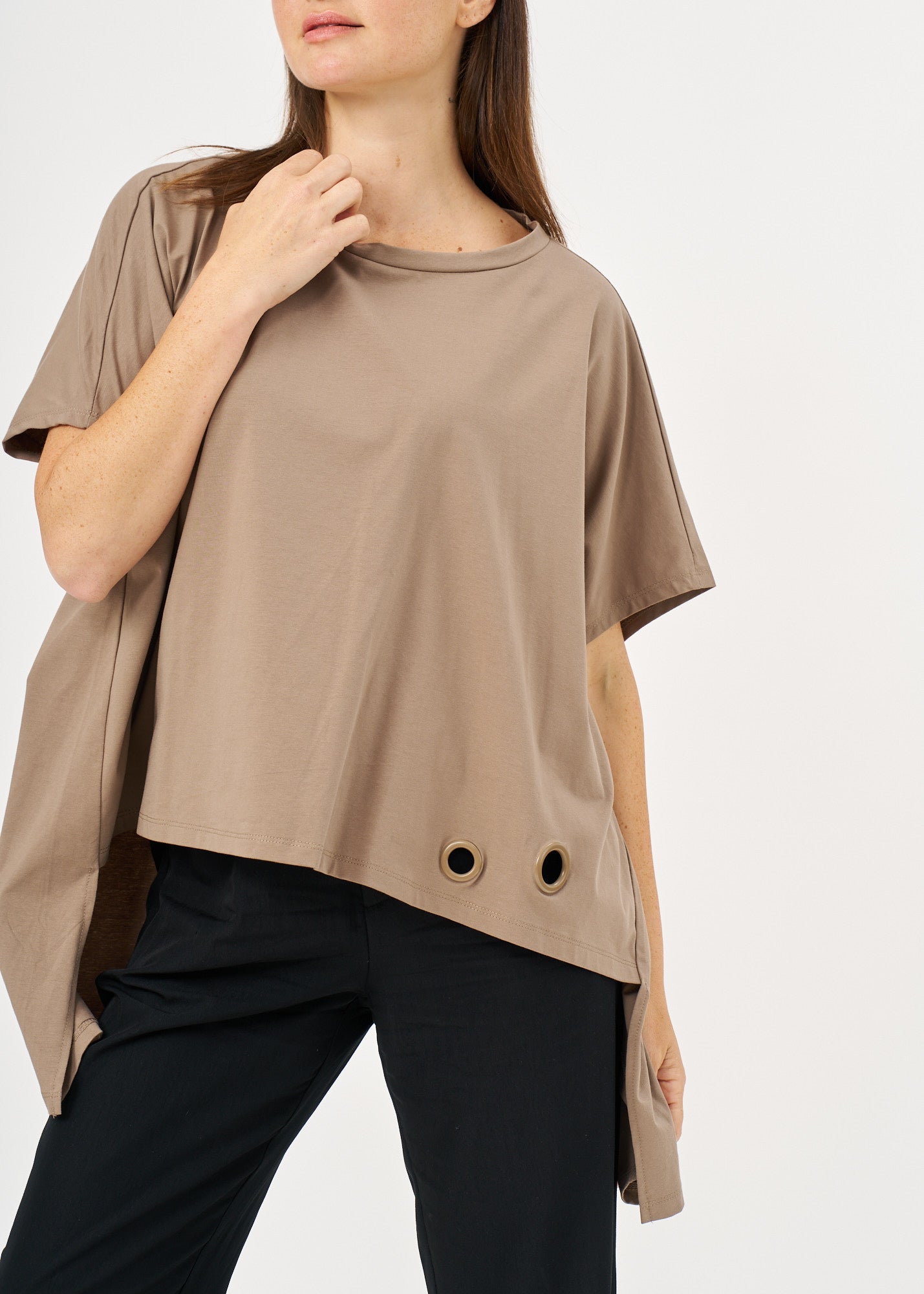 A-line shirt with wide sides and a brown loop