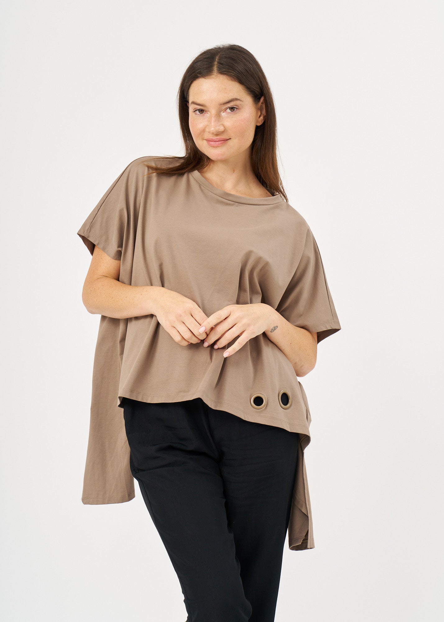 A-line shirt with wide sides and a brown loop