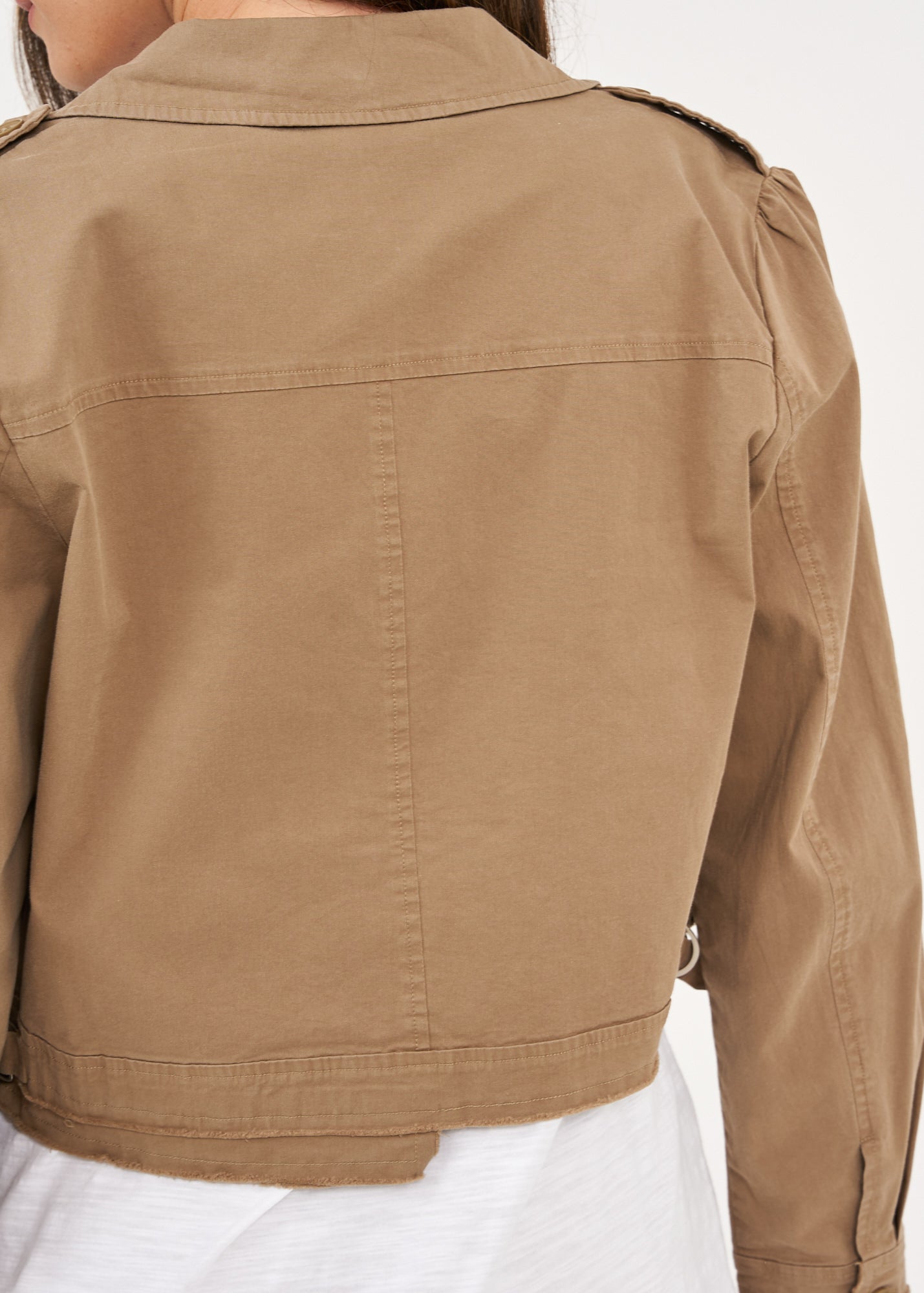 Jacket with two front pockets and a cropped hem, brown