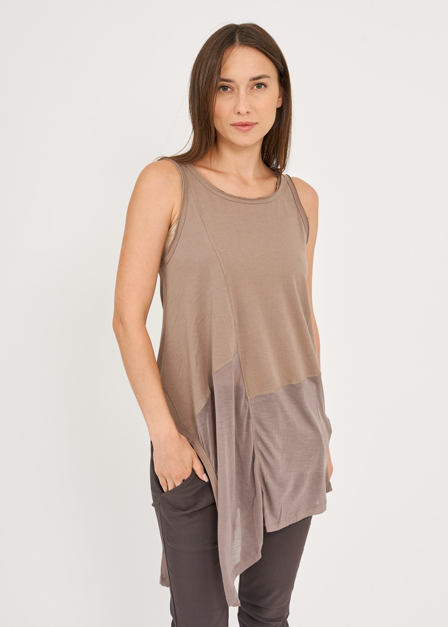 Long tank top model triangle forward brown