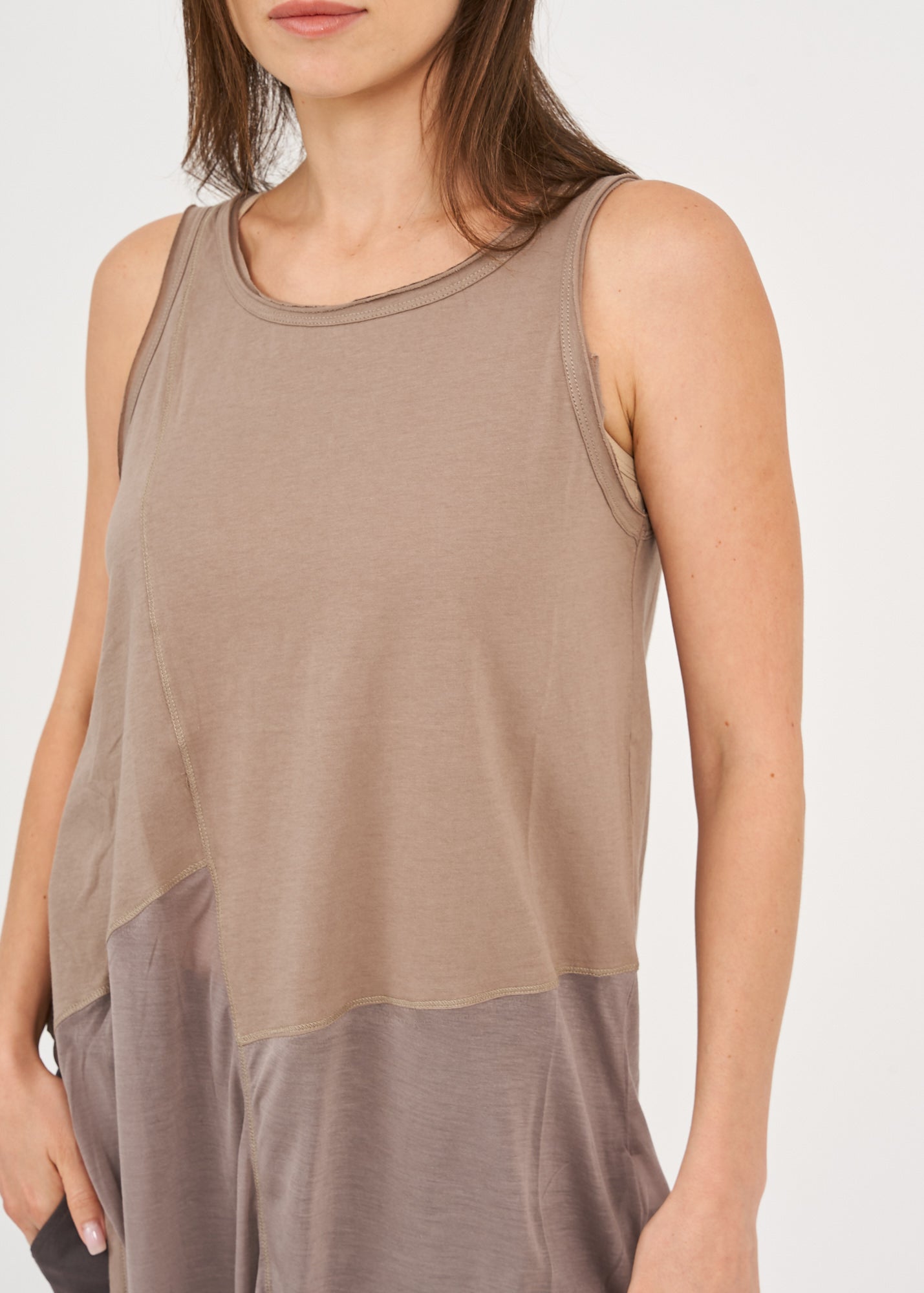 Long tank top model triangle forward brown