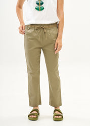 Casual pants with green ribbon belt