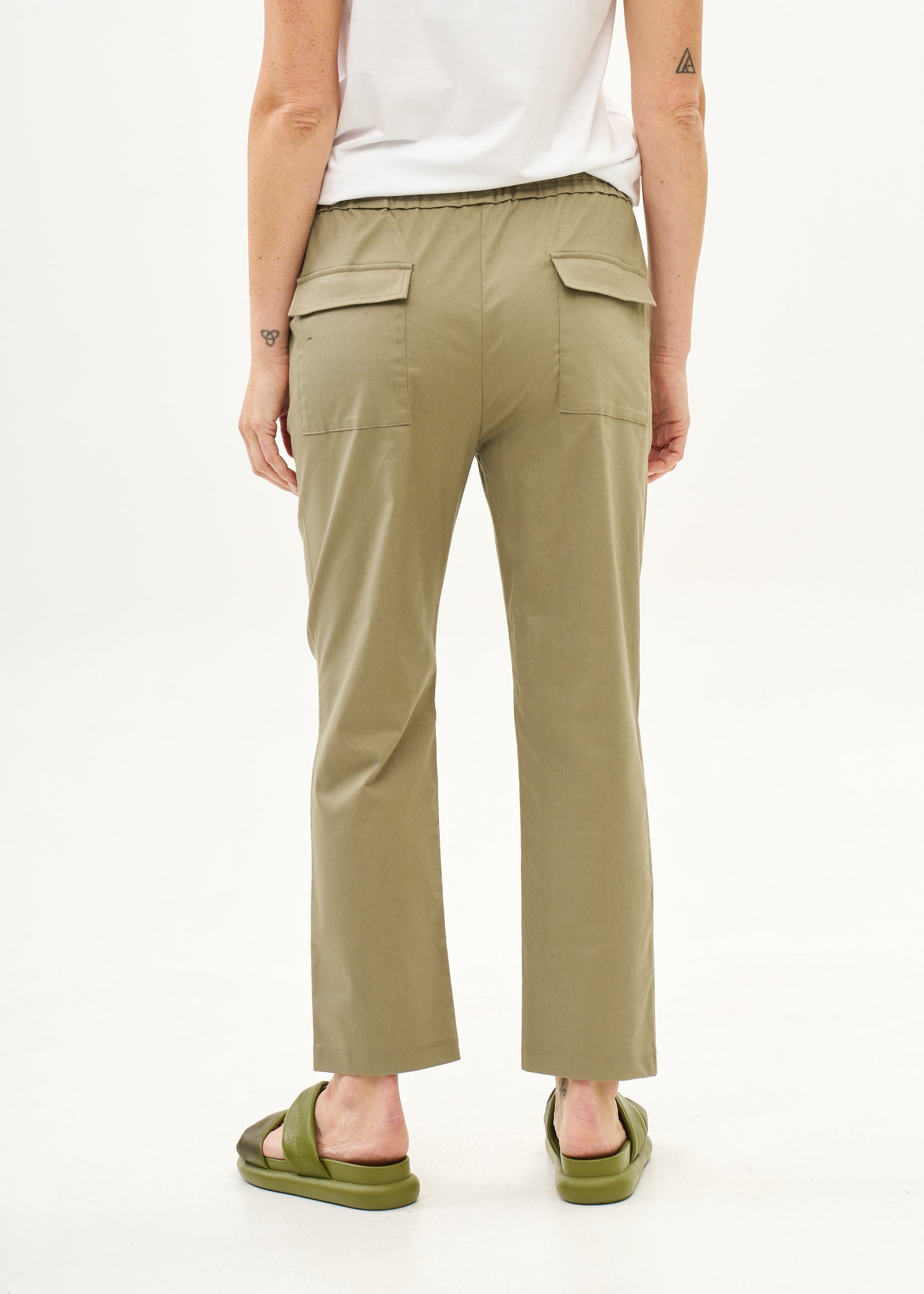 Casual pants with green ribbon belt