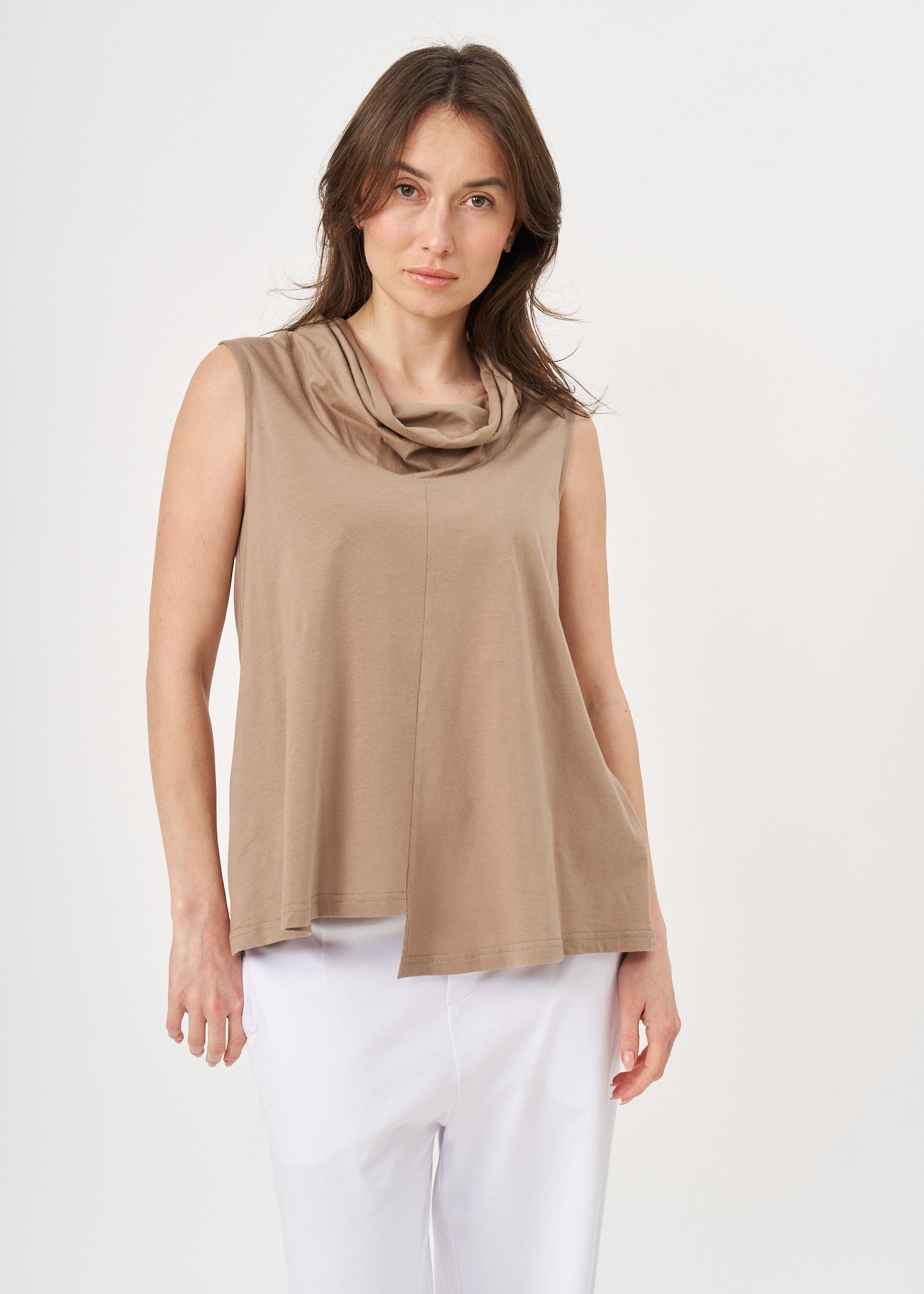 Tank top with a brown spill collar