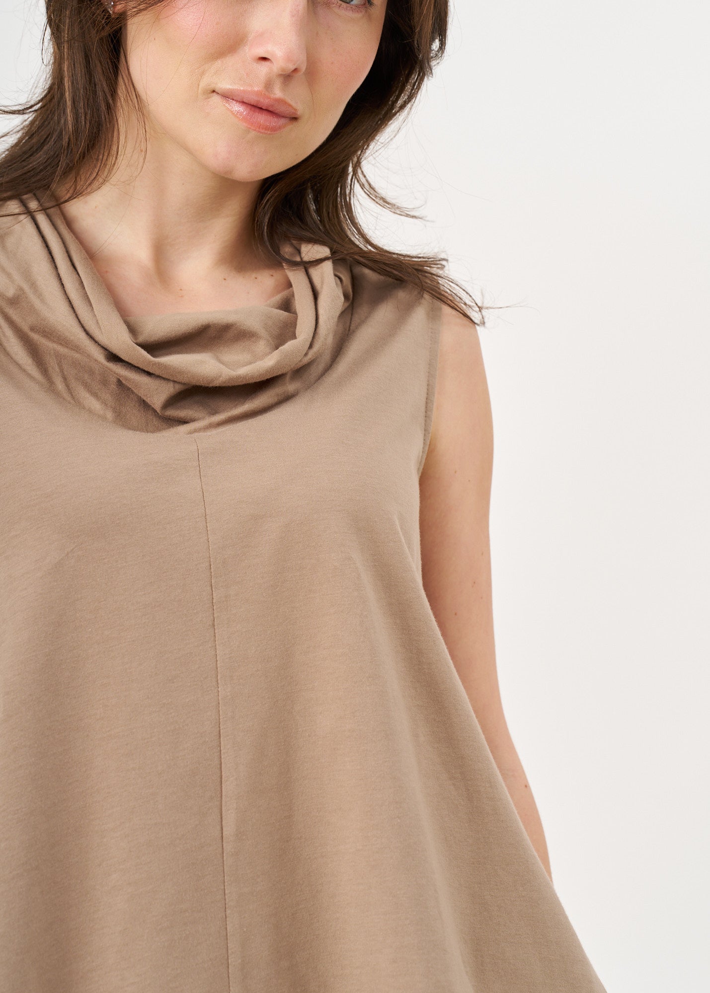 Tank top with a brown spill collar