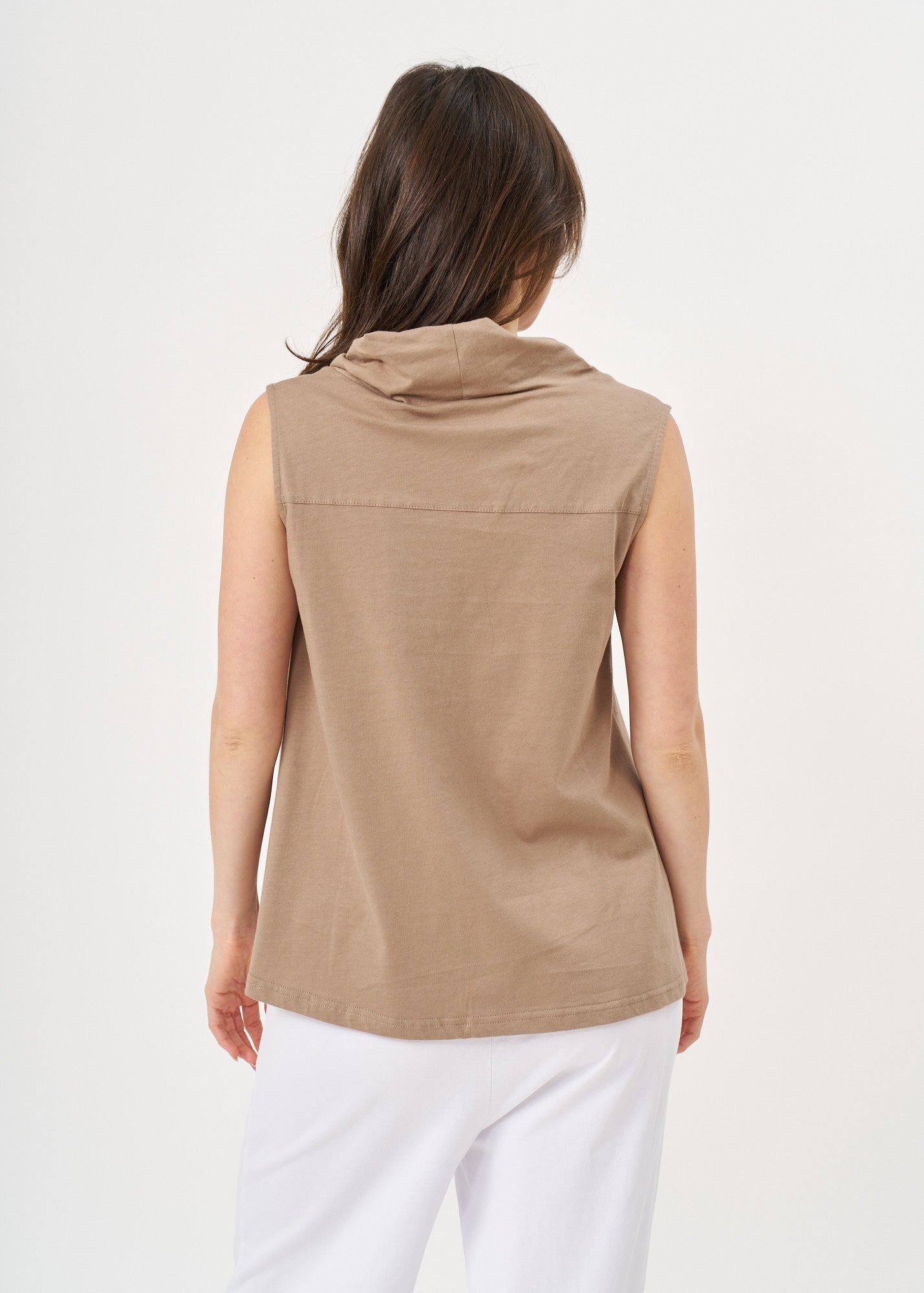 Tank top with a brown spill collar