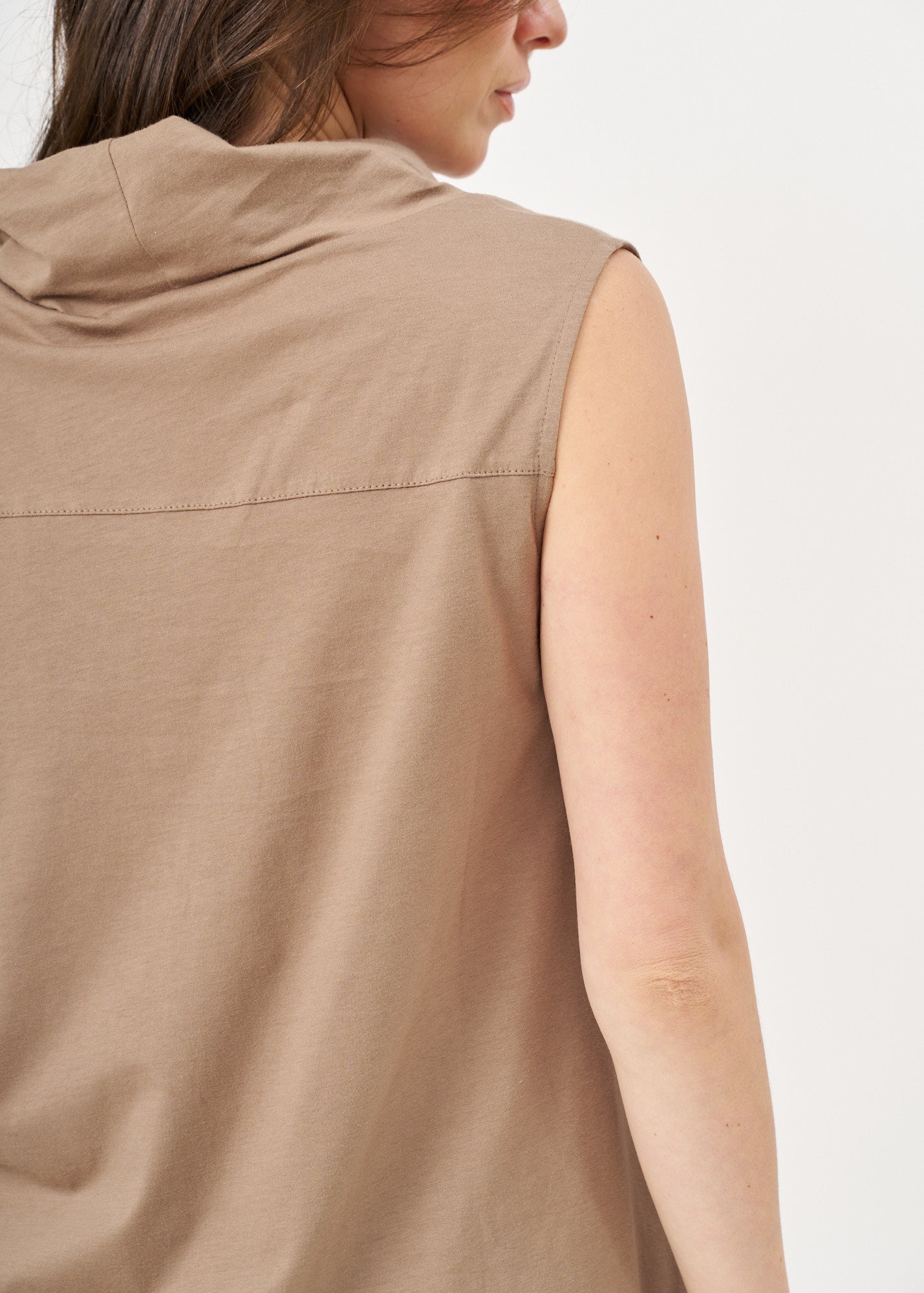 Tank top with a brown spill collar