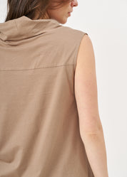 Tank top with a brown spill collar