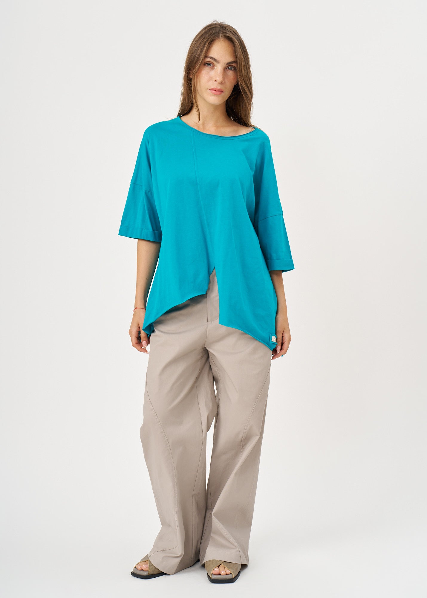 T-shirt with front slit and turquoise sleeve pleats