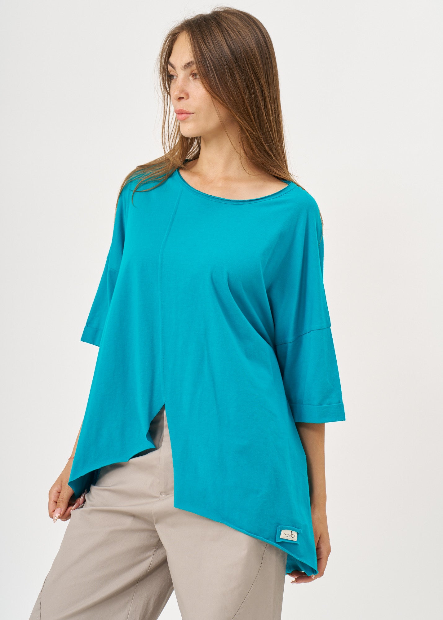 T-shirt with front slit and turquoise sleeve pleats