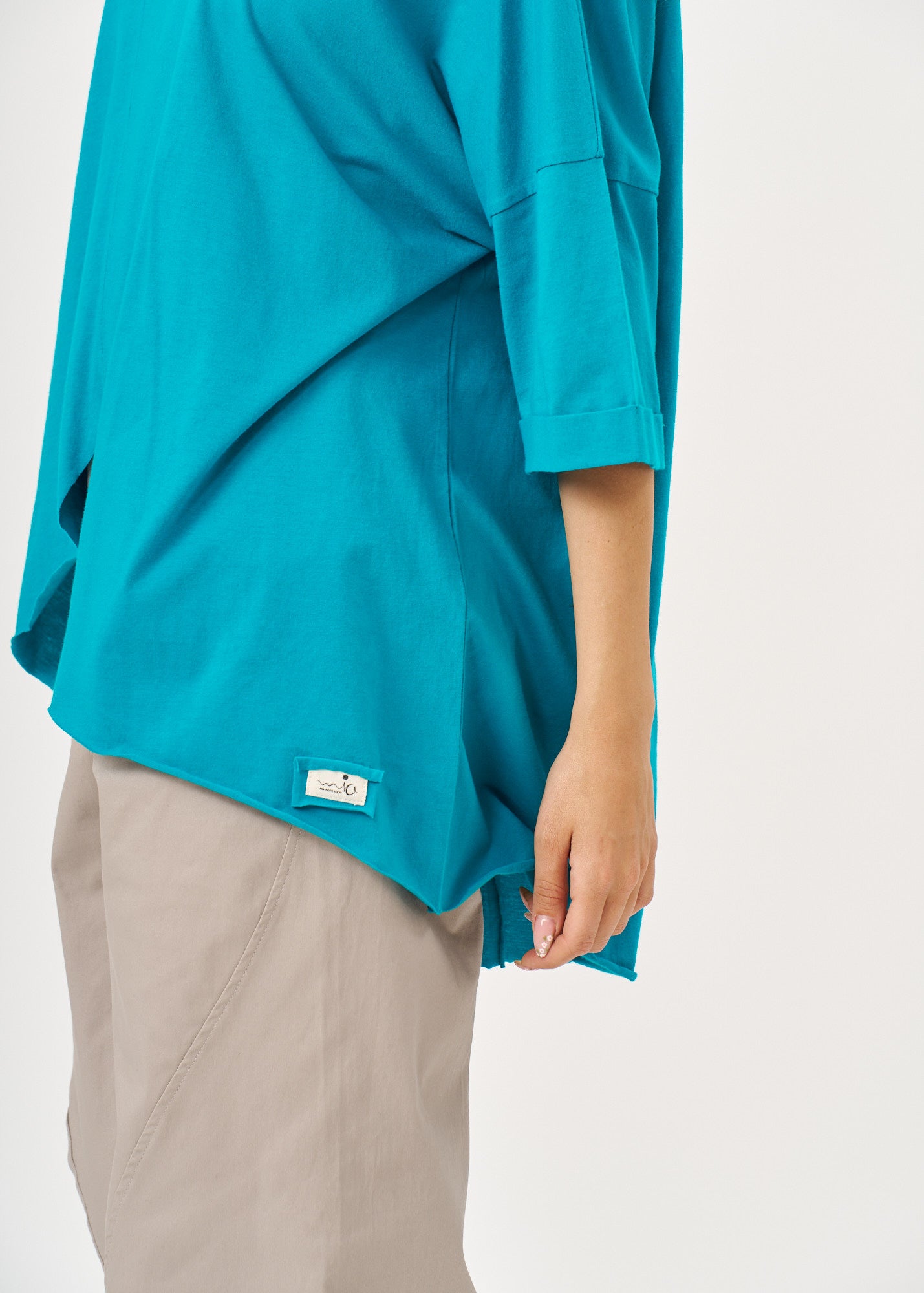 T-shirt with front slit and turquoise sleeve pleats
