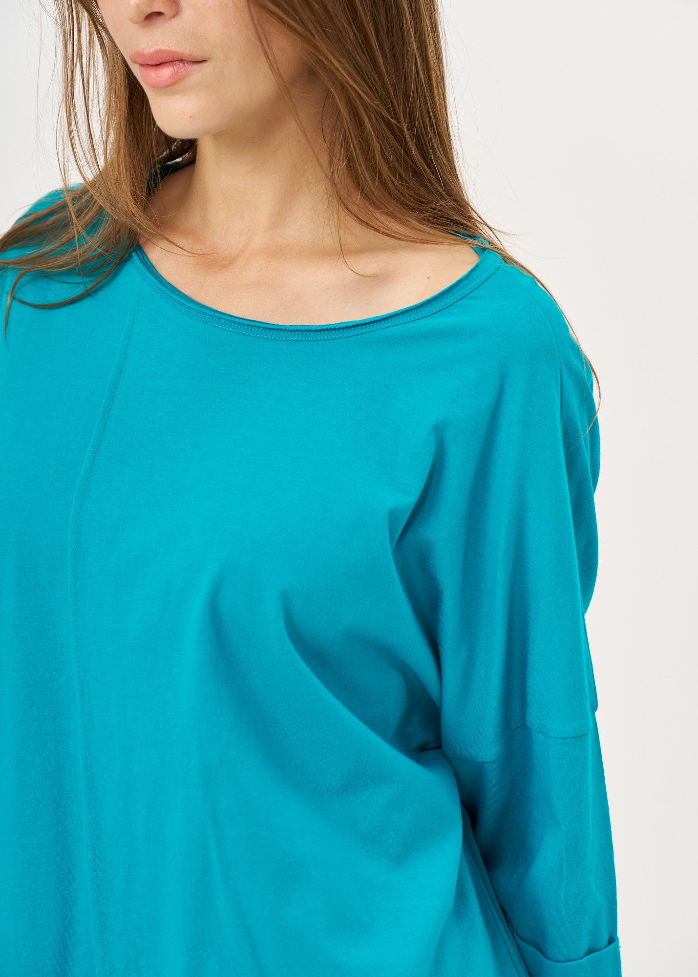 T-shirt with front slit and turquoise sleeve pleats