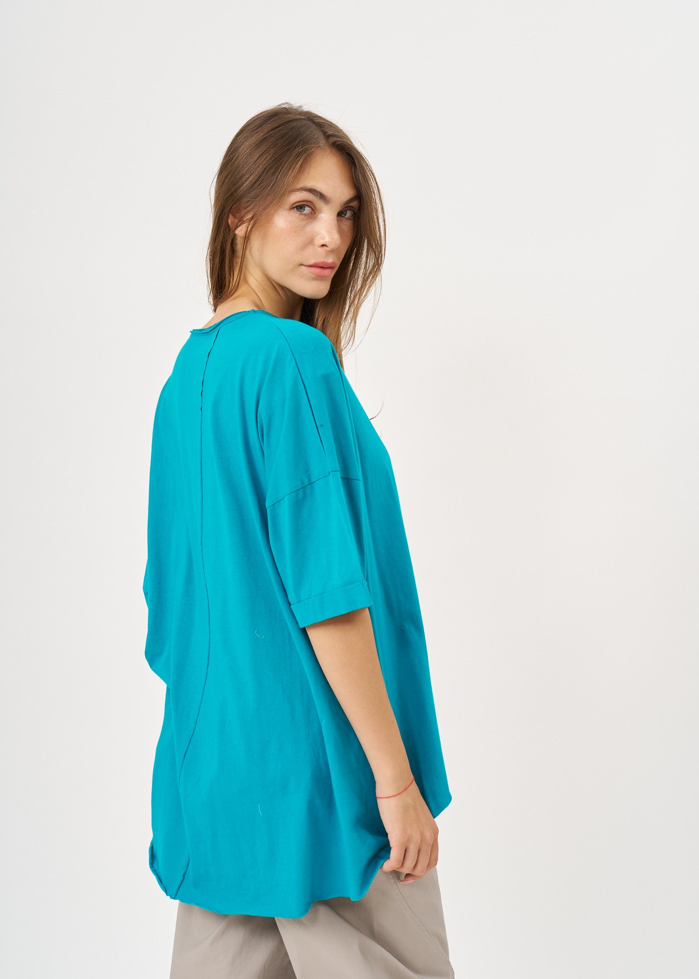 T-shirt with front slit and turquoise sleeve pleats