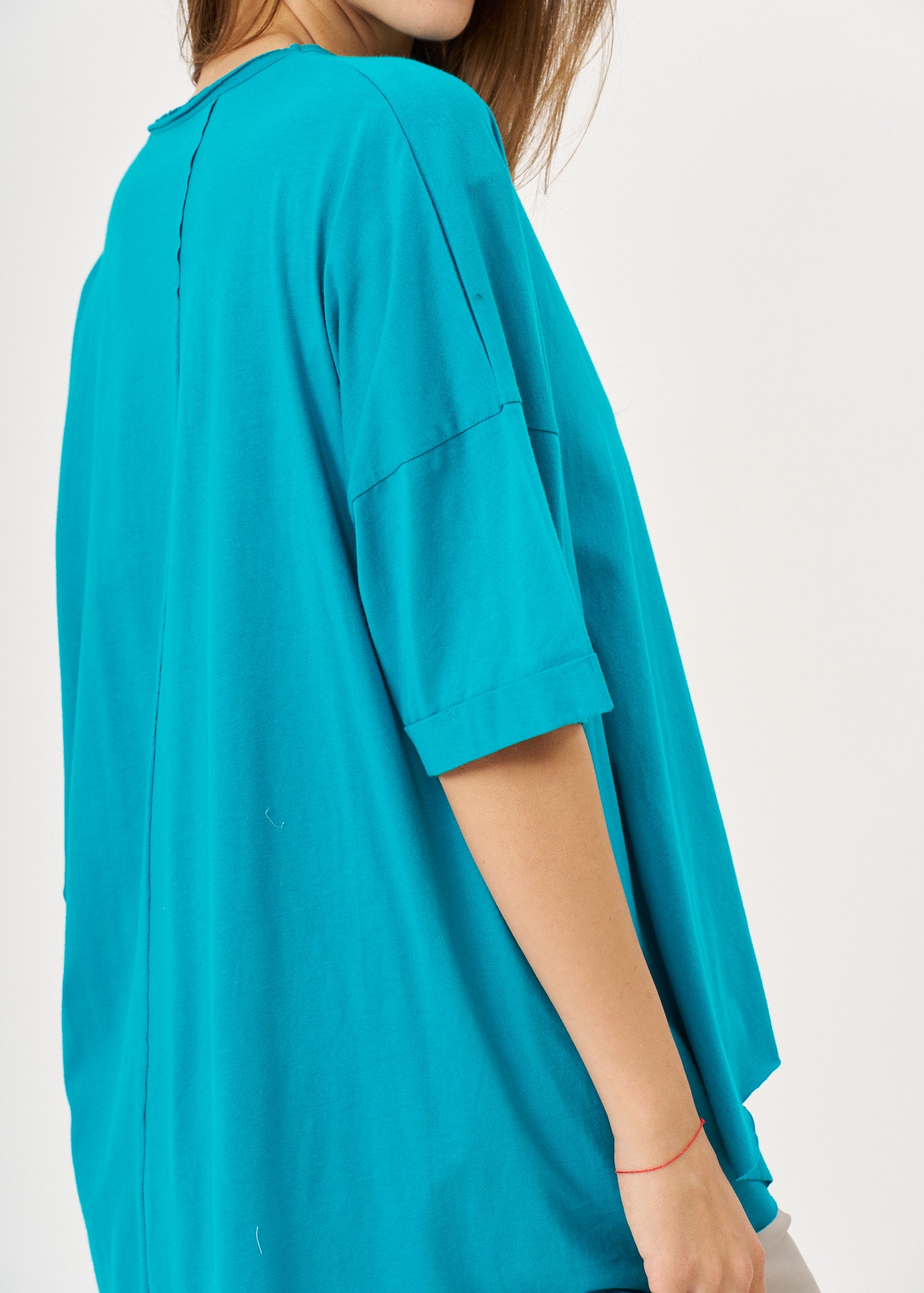 T-shirt with front slit and turquoise sleeve pleats