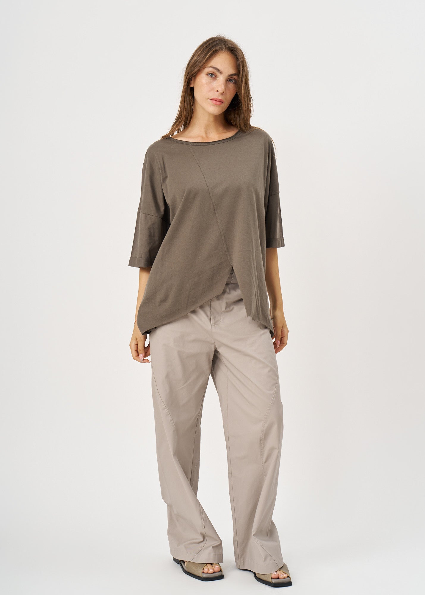 Dark gray T-shirt with front slit and sleeve pleats