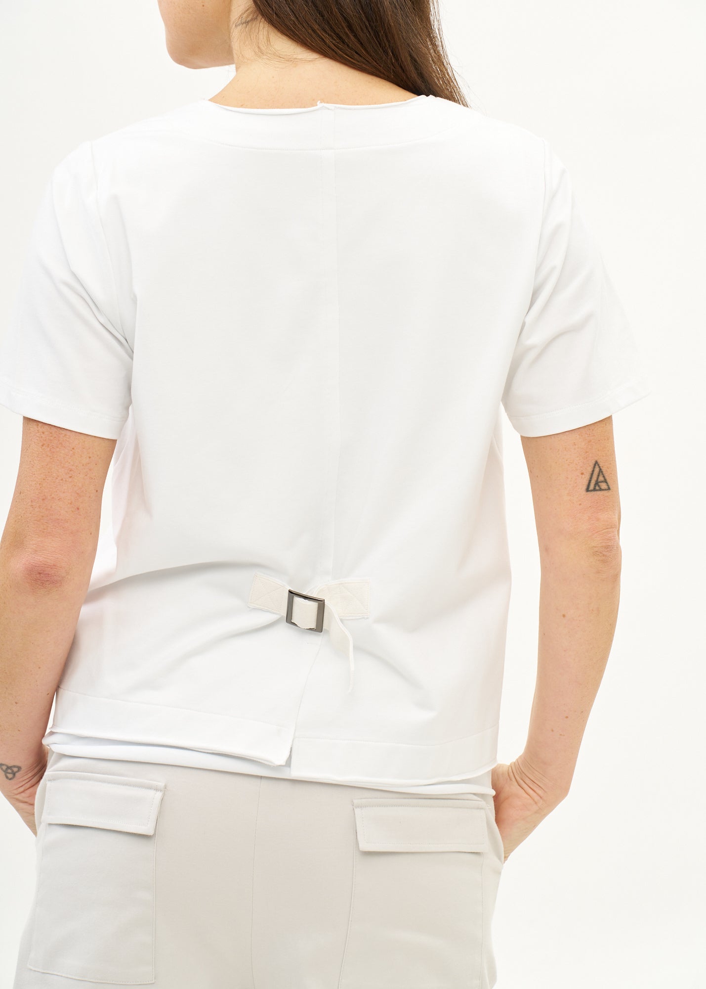 עליונית טריקו שילוב סרט לבן